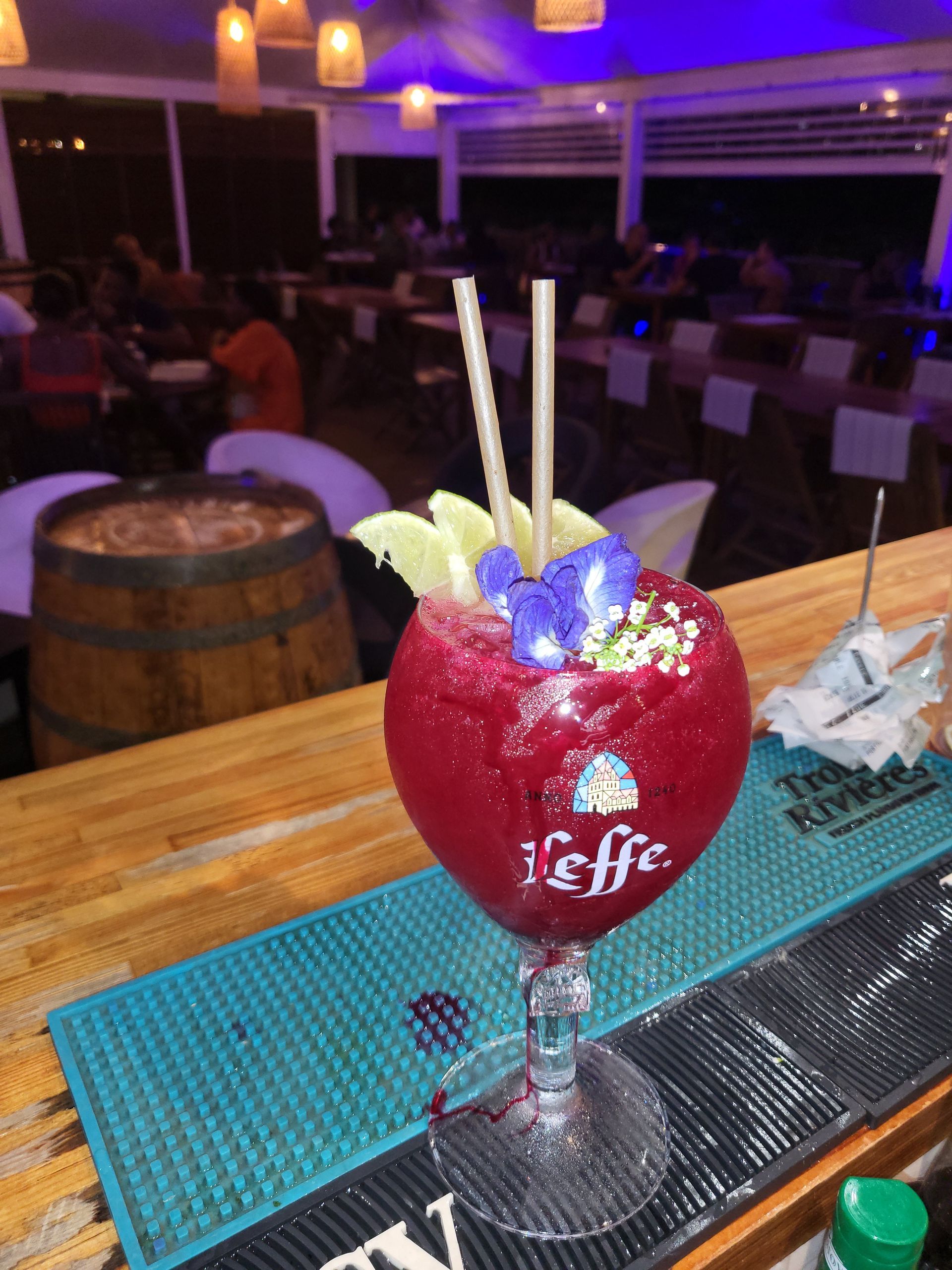 Cocktail coloré avec double paille.