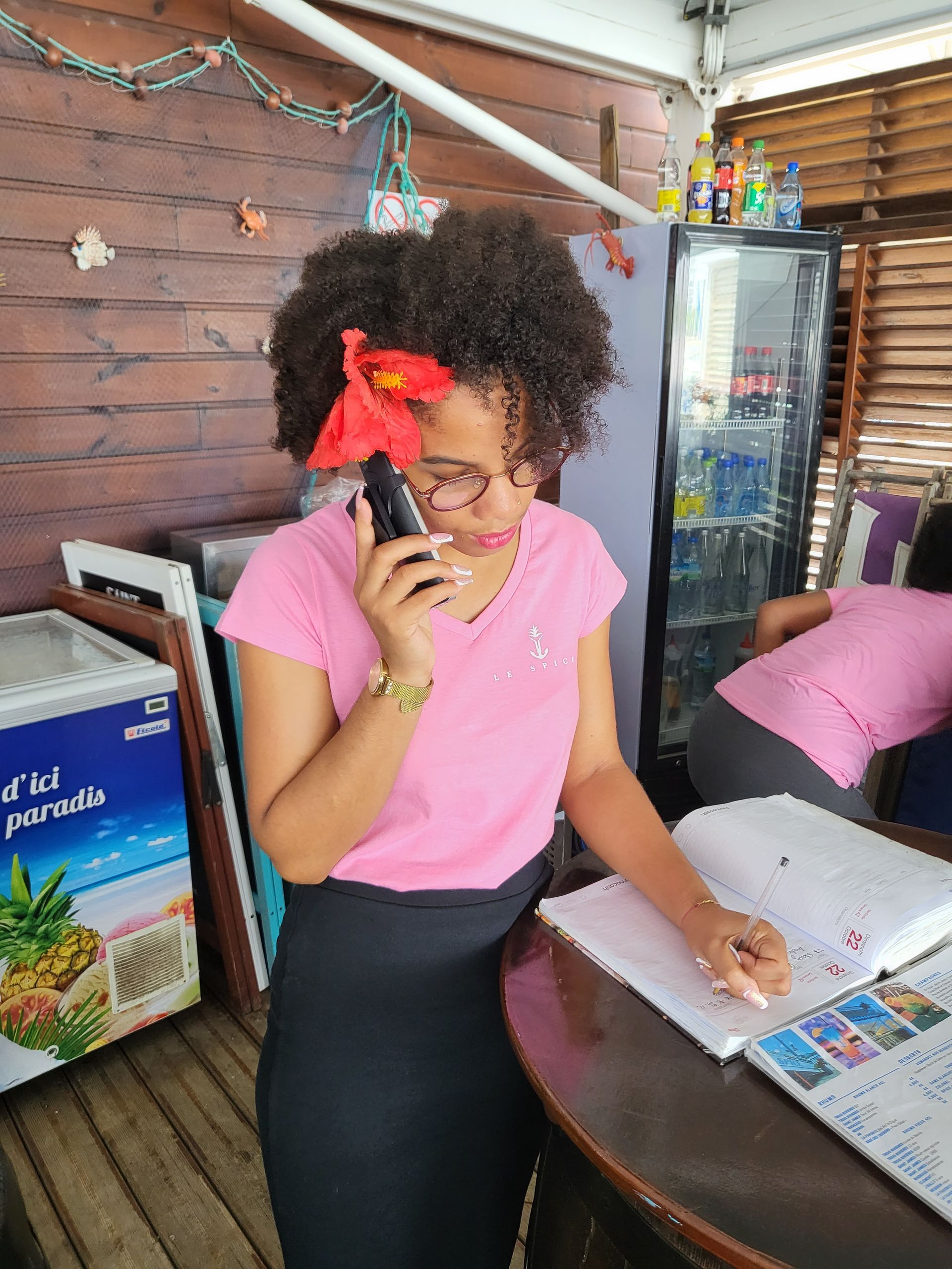 Serveuse au téléphone.