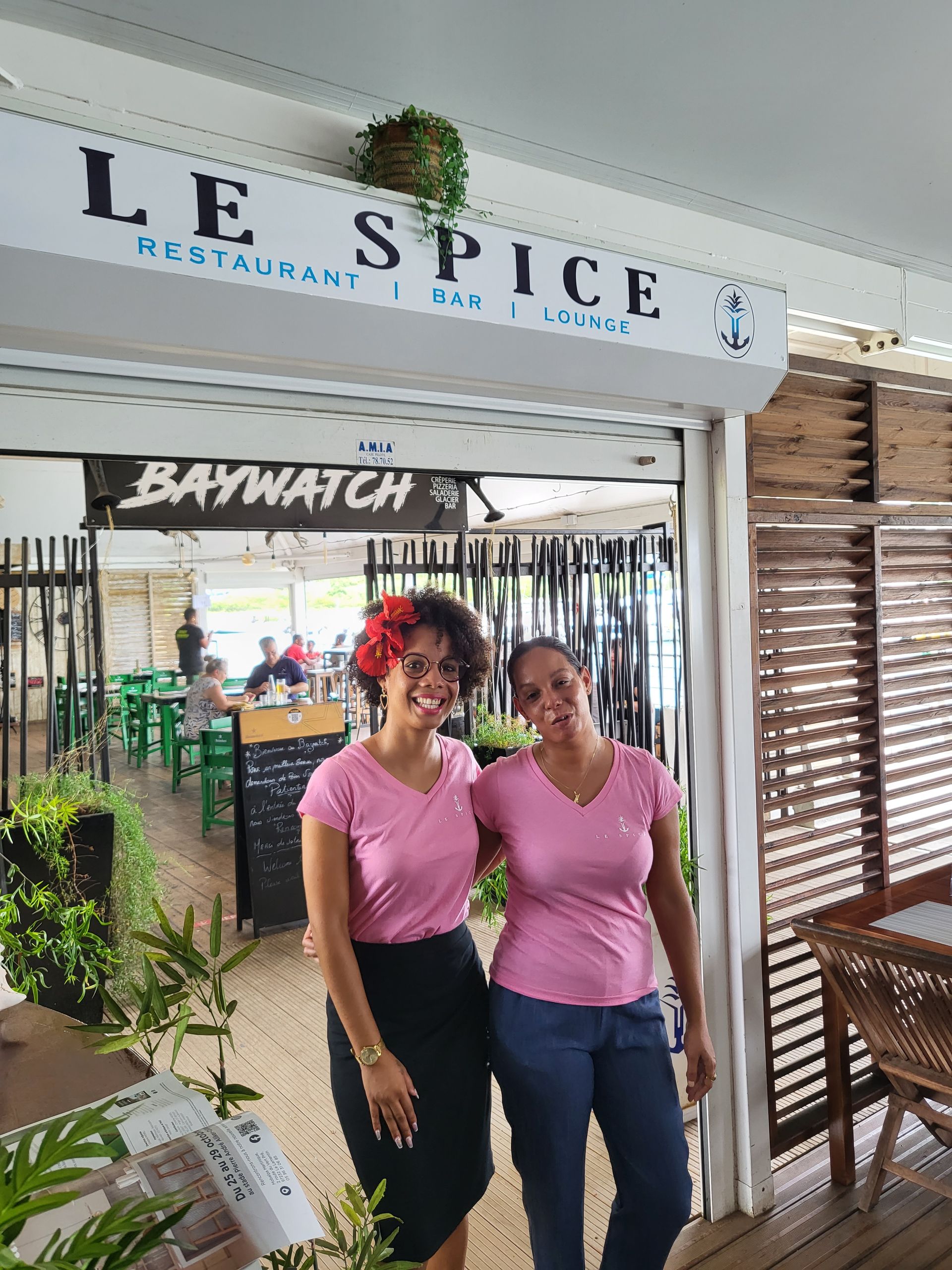 Équipières serveuses souriantes.