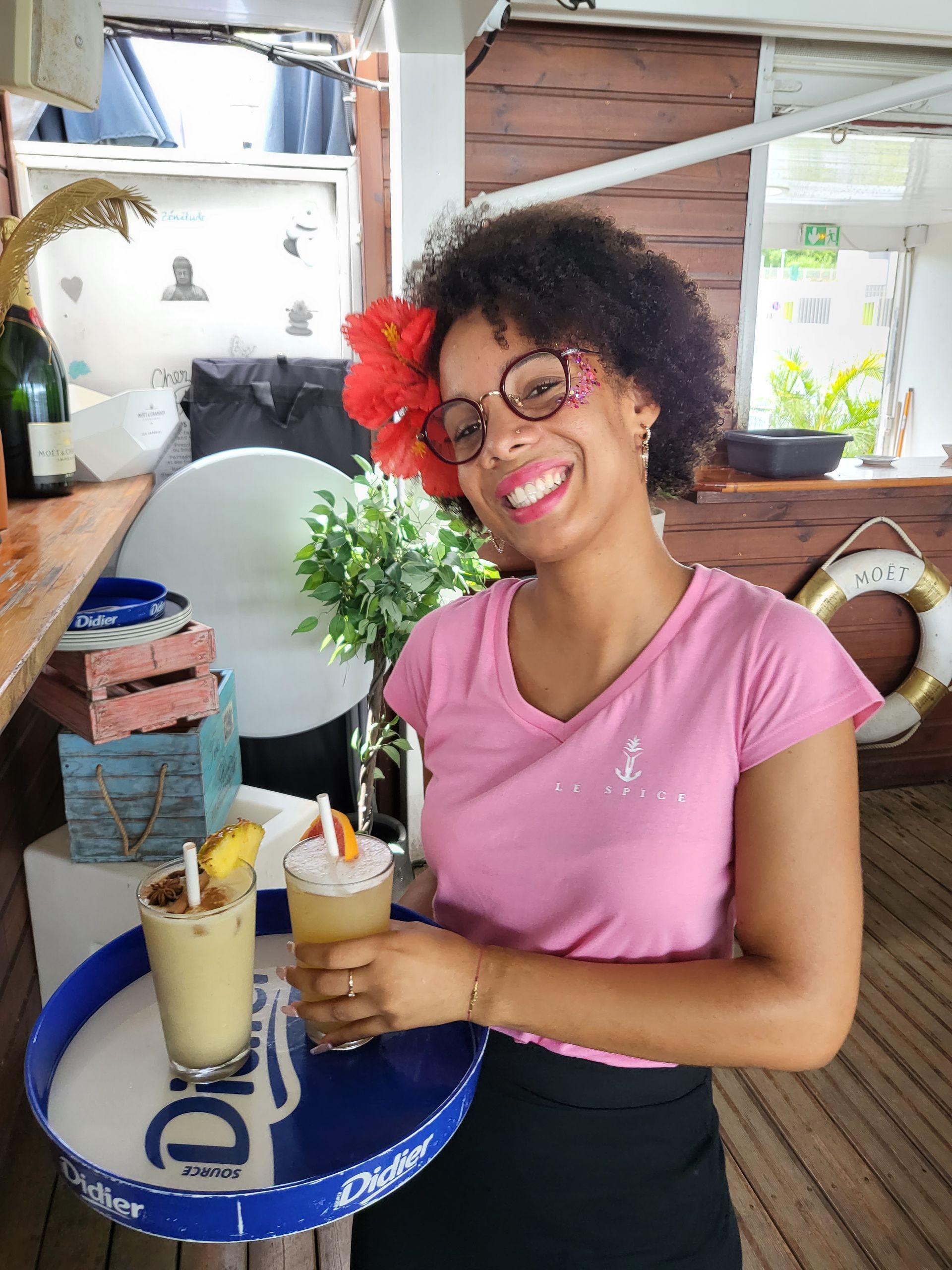 Serveuse souriante avec cocktail.