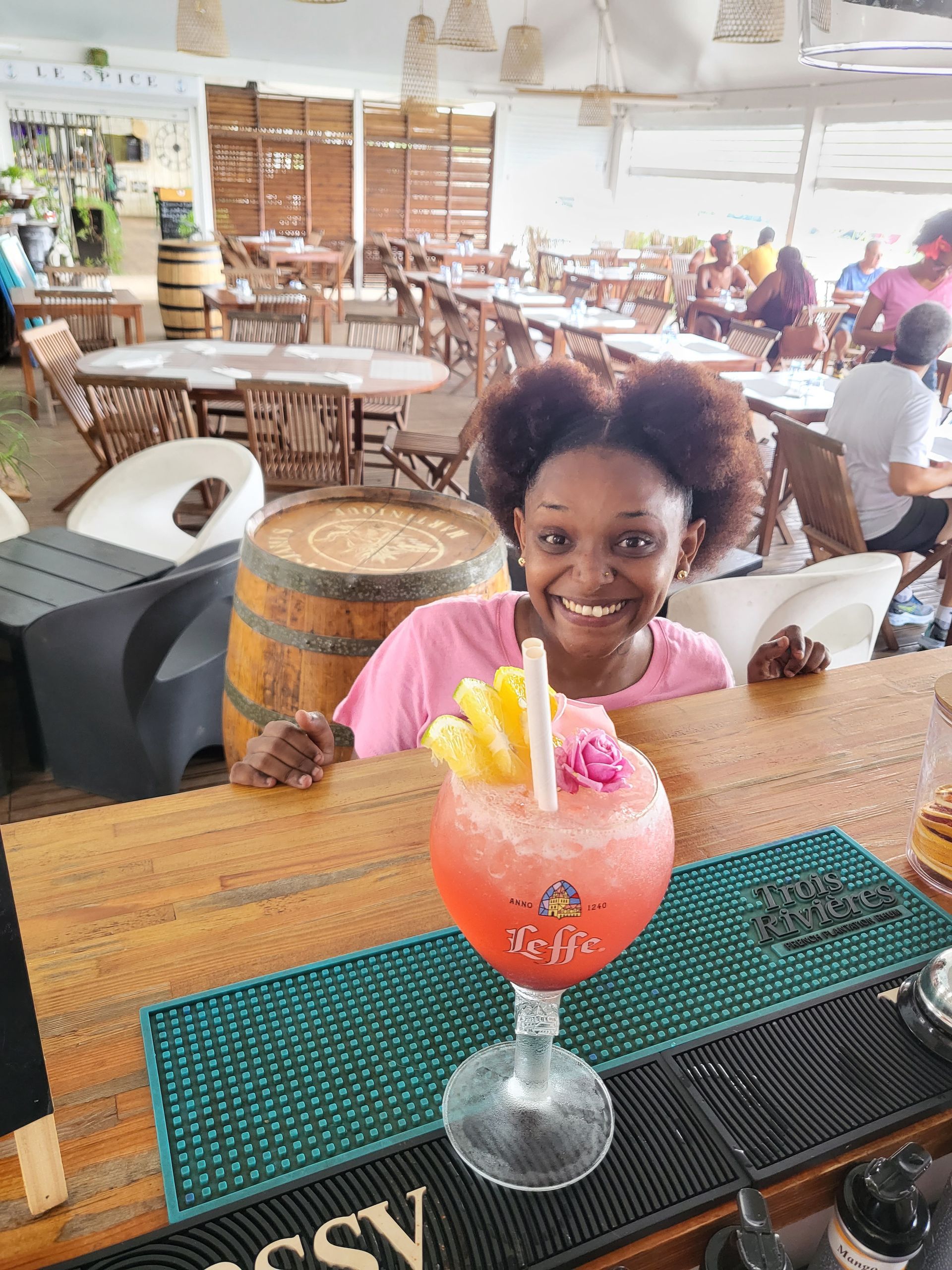 Cocktail avec tranches de citron.