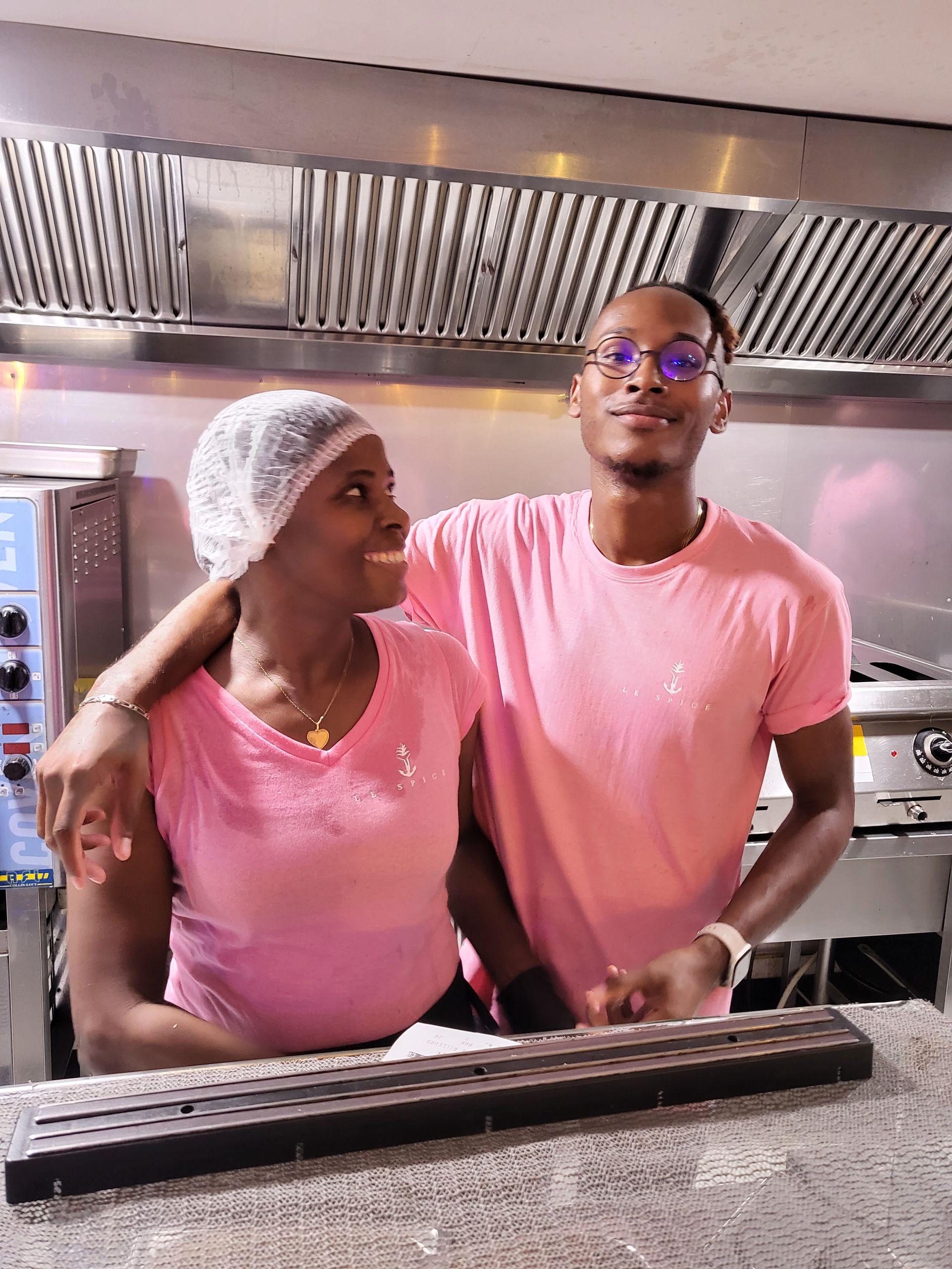 Cuisiniers souriants.