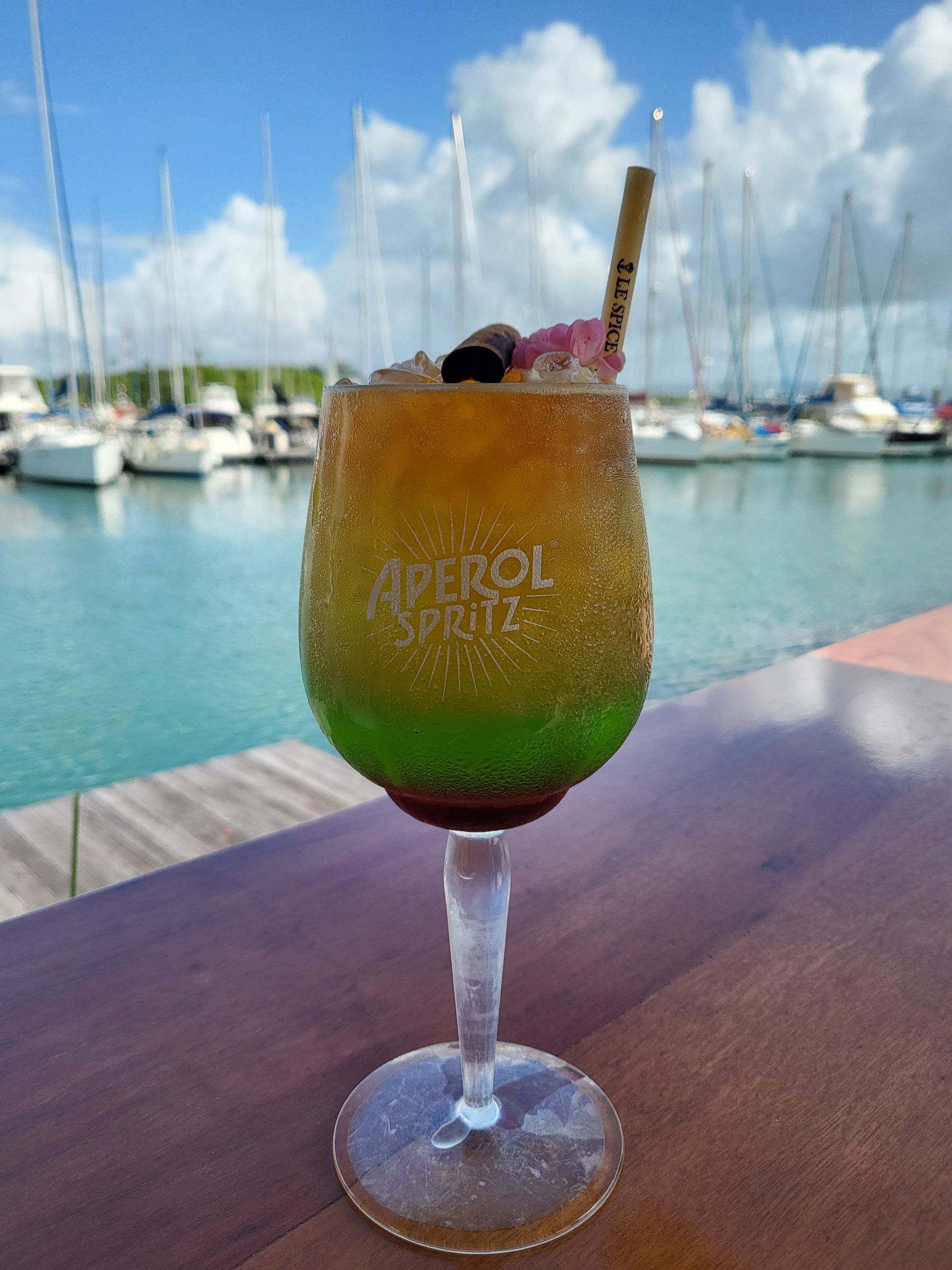 Cocktail rouge, vert, jaune et orange.