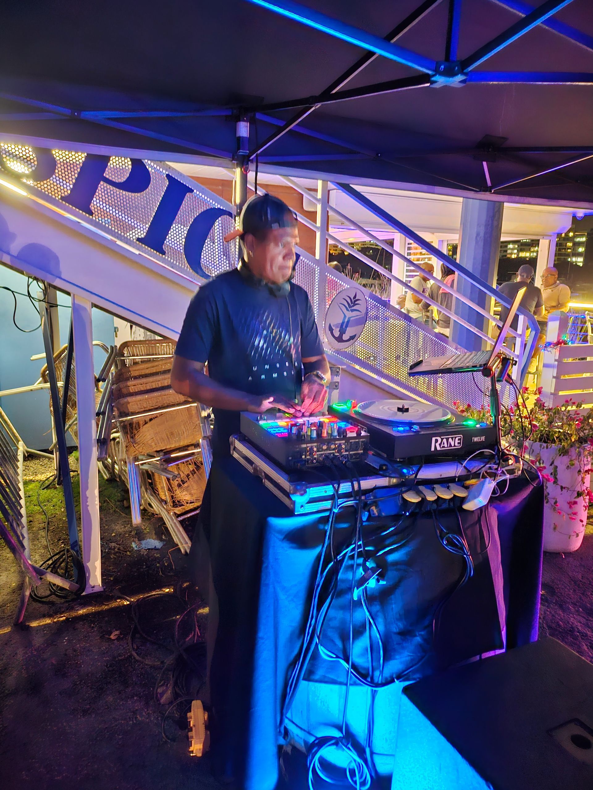 DJ en train de jouer de la musique.