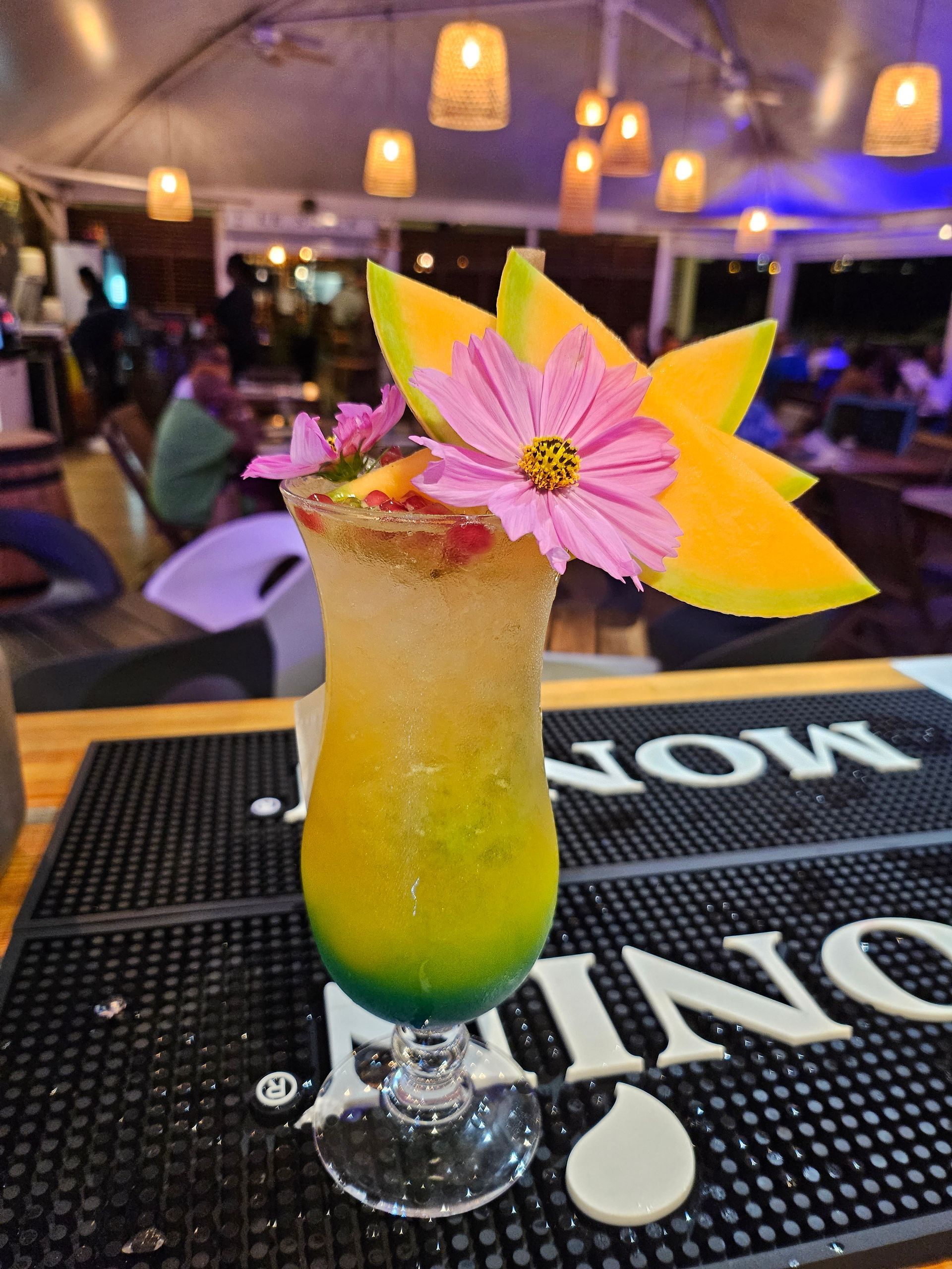 Cocktail jaune fleuri.