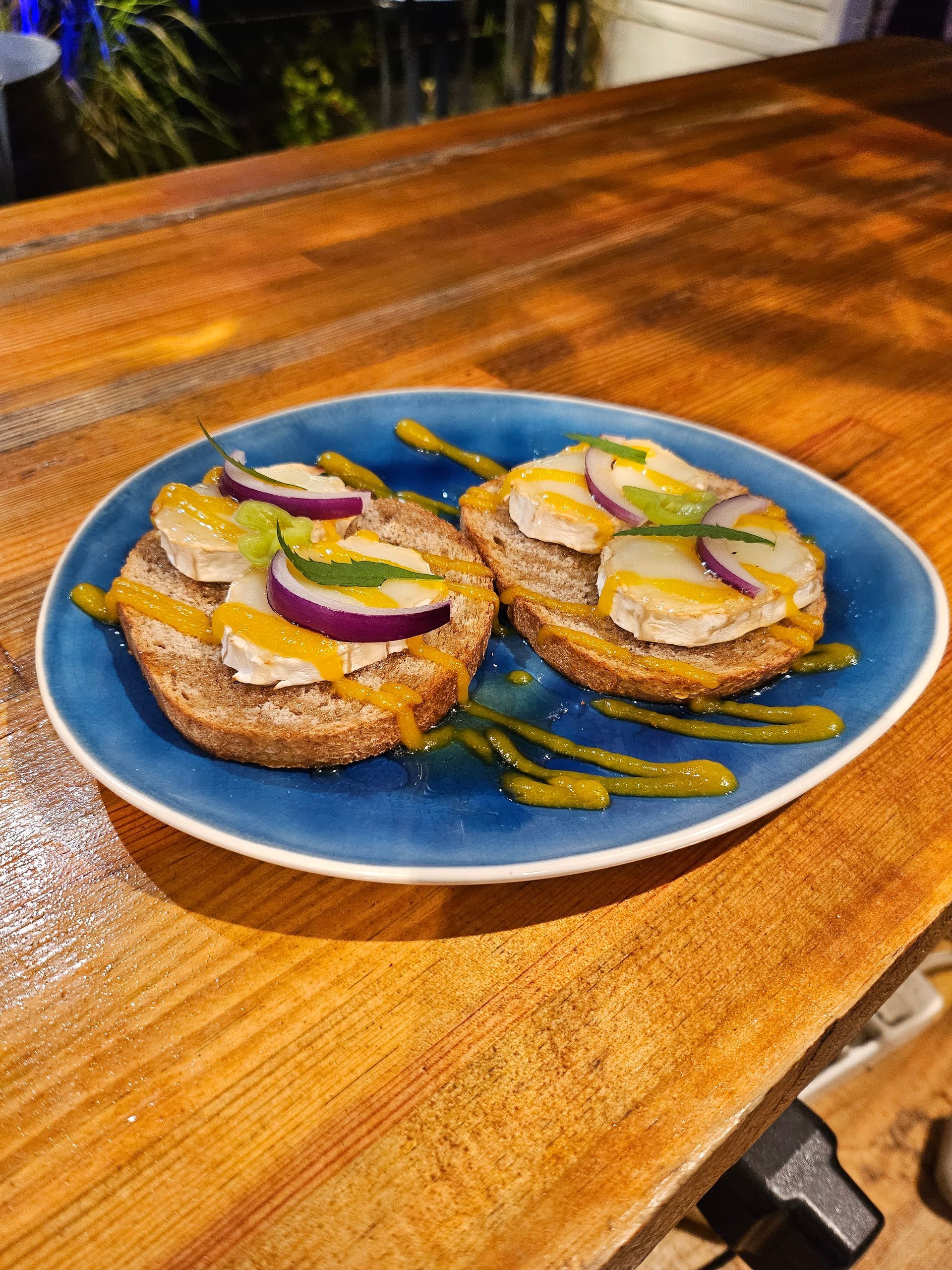 Toasts colorés sauce passion.