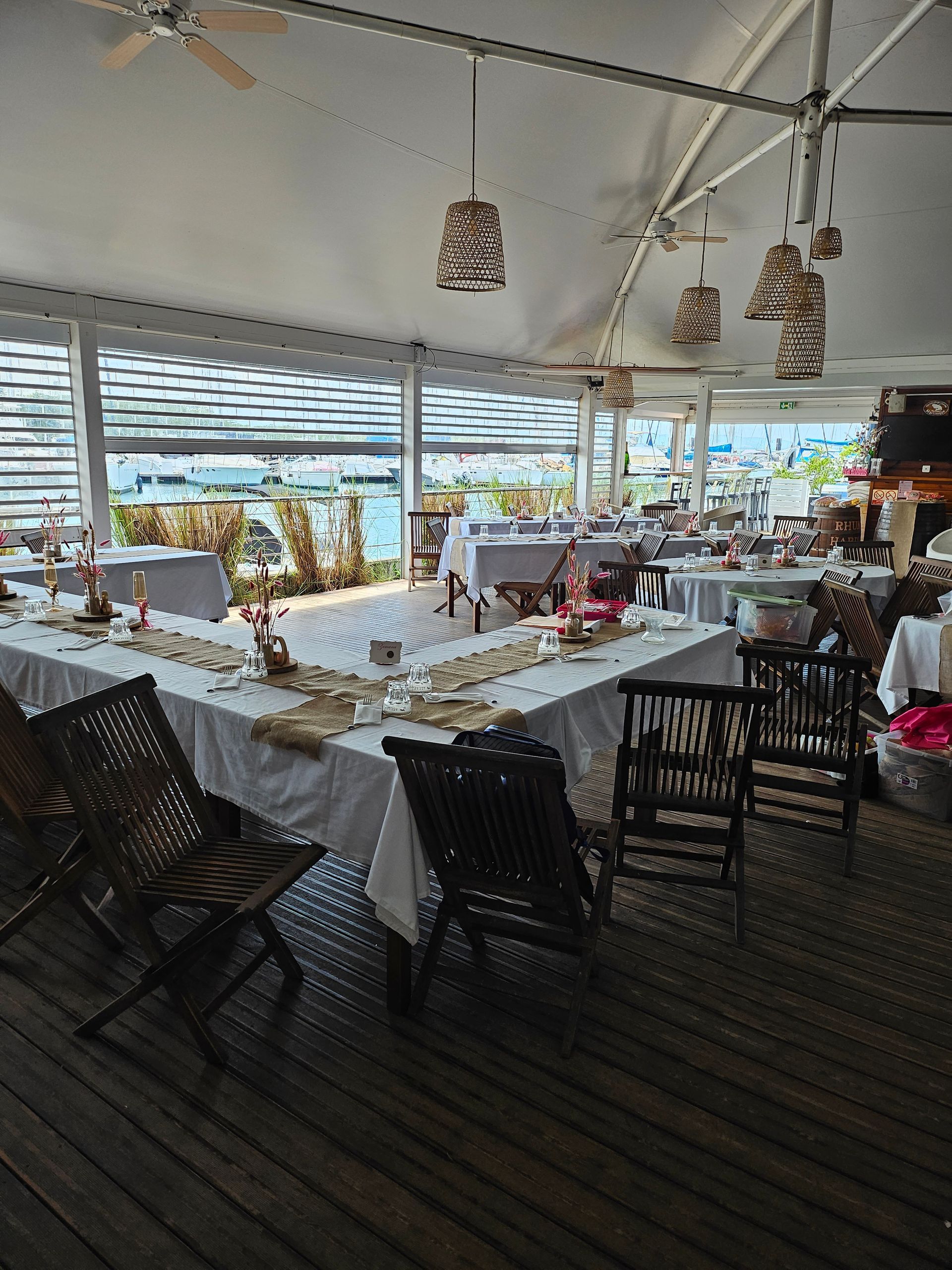 Tables en intérieur pour célébration d'événement.