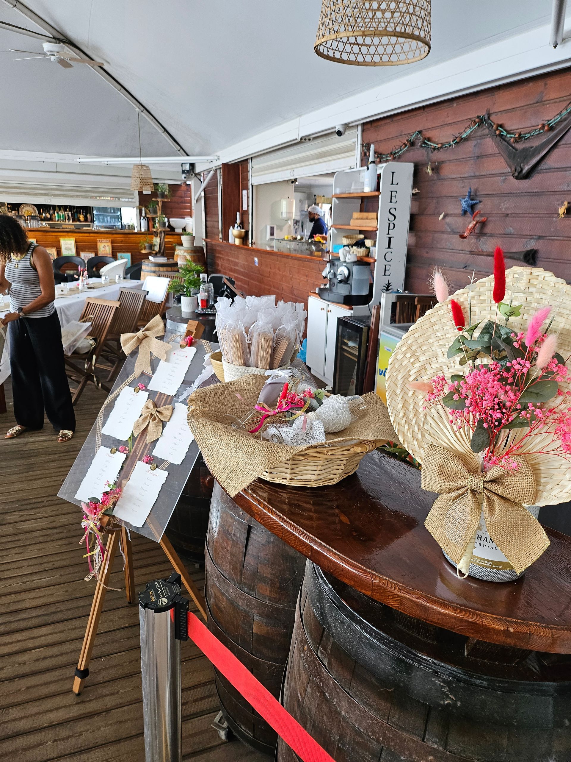 Plans de tables avec fleurs.