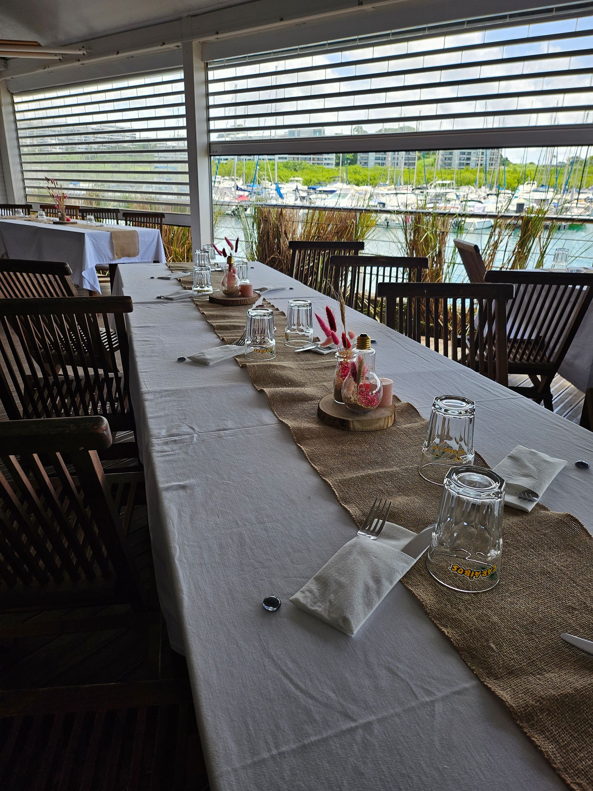 Table dressée sur la terrasse.