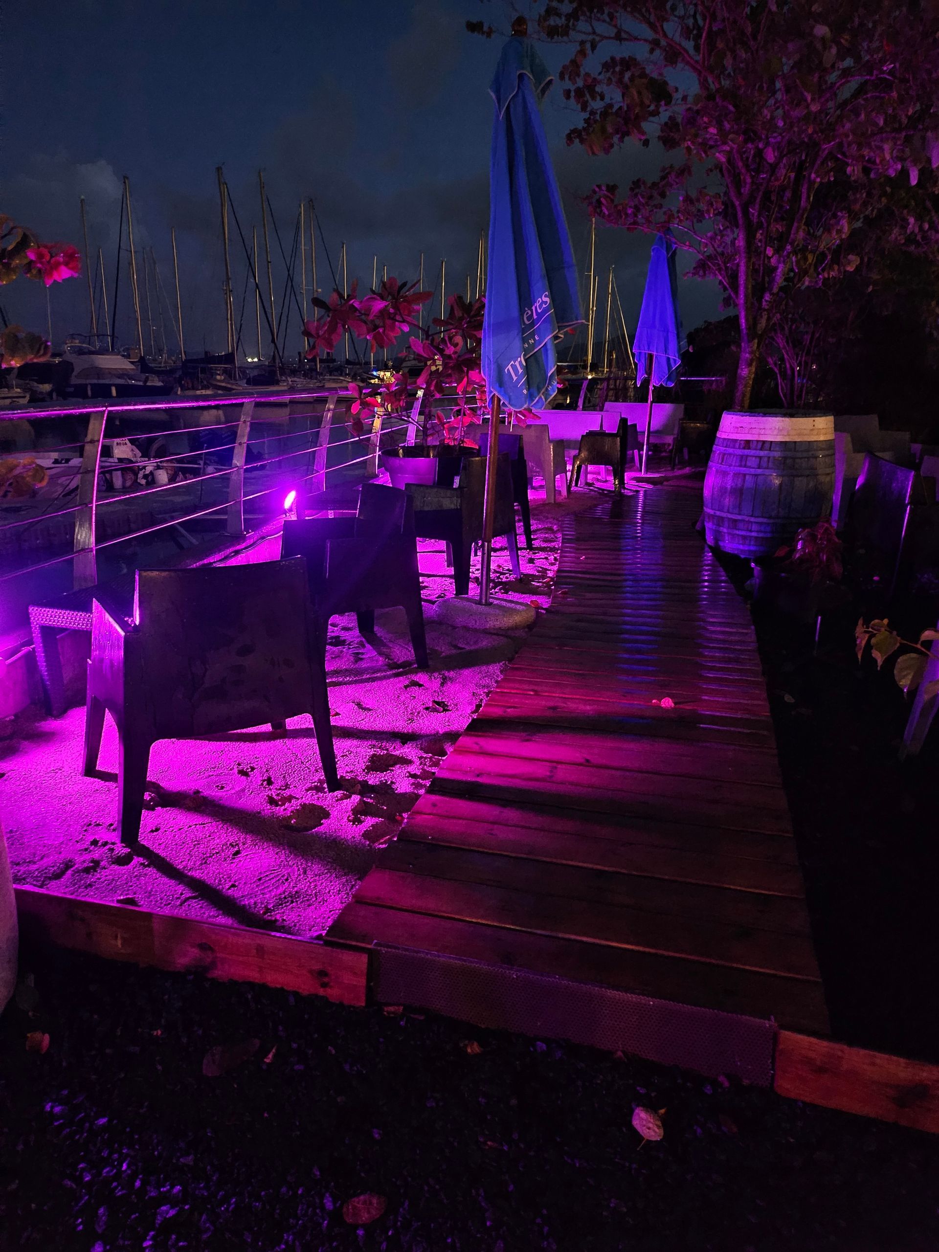 Terrasse éclairée de nuit en rose.