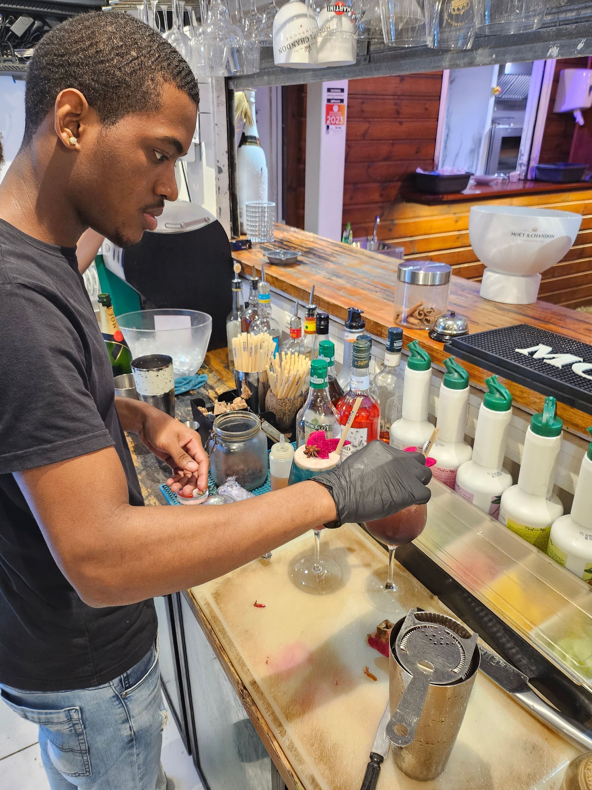 Barman en préparation.