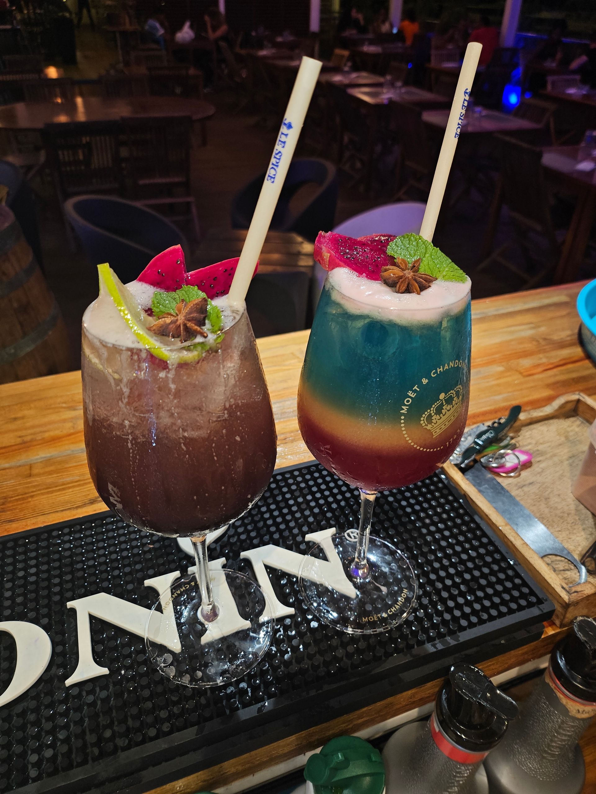 Cocktails violets et bleus avec fruits du dragon.