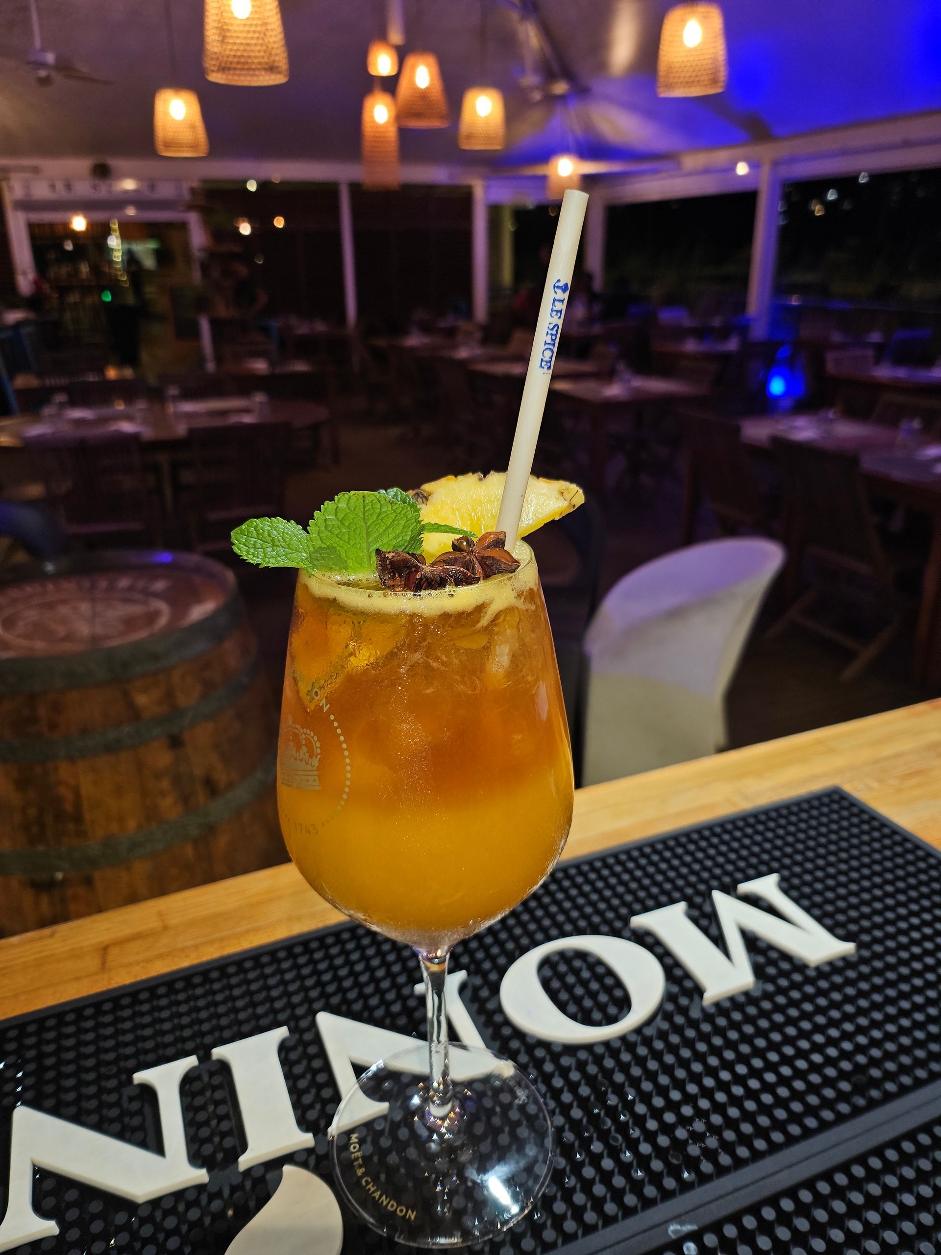 Cocktail orange avec feuilles de menthe.