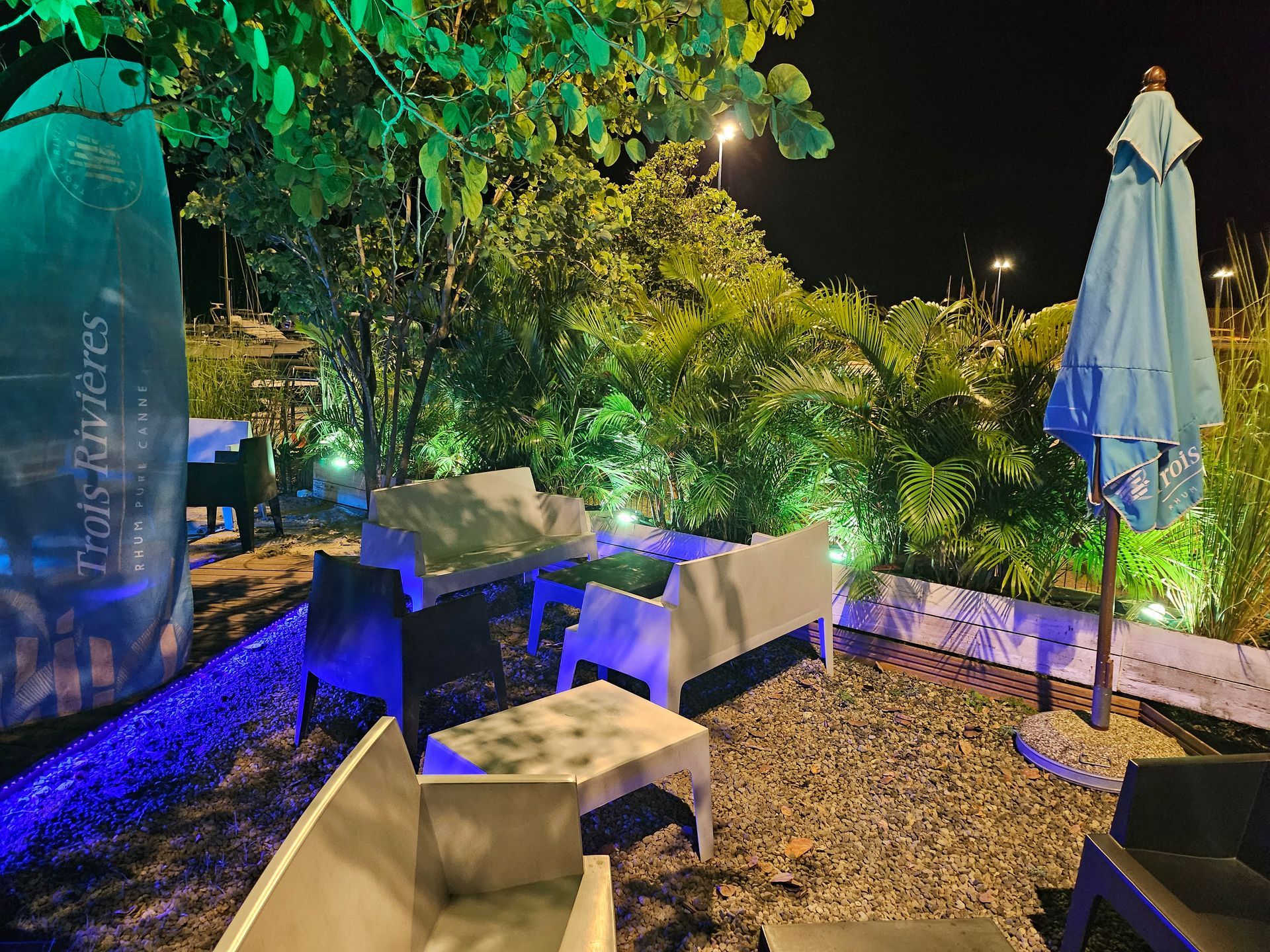 Terrasse extérieure de nuit avec jardin.