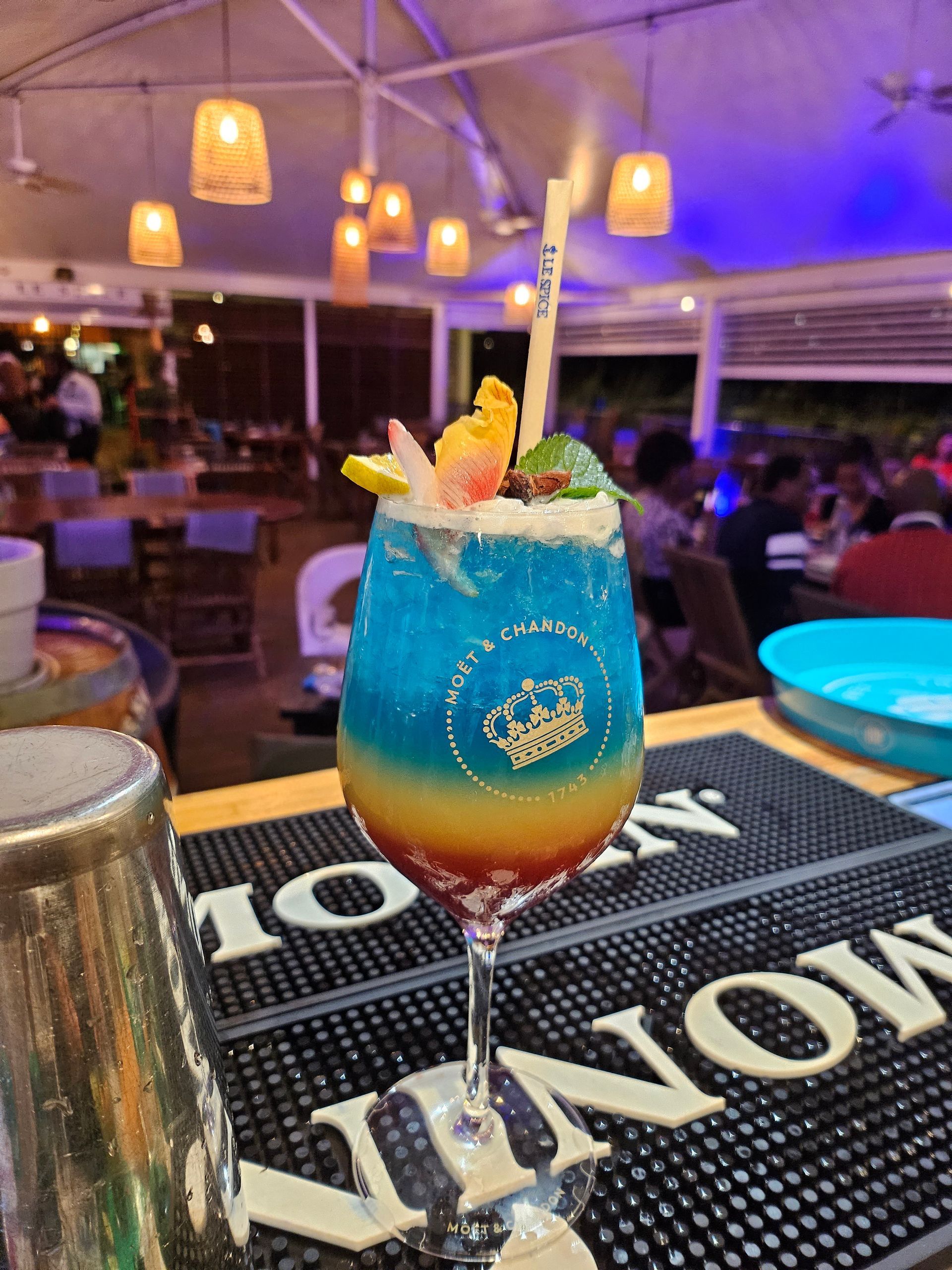 Cocktail bleu, jaune et rouge avec fuits.