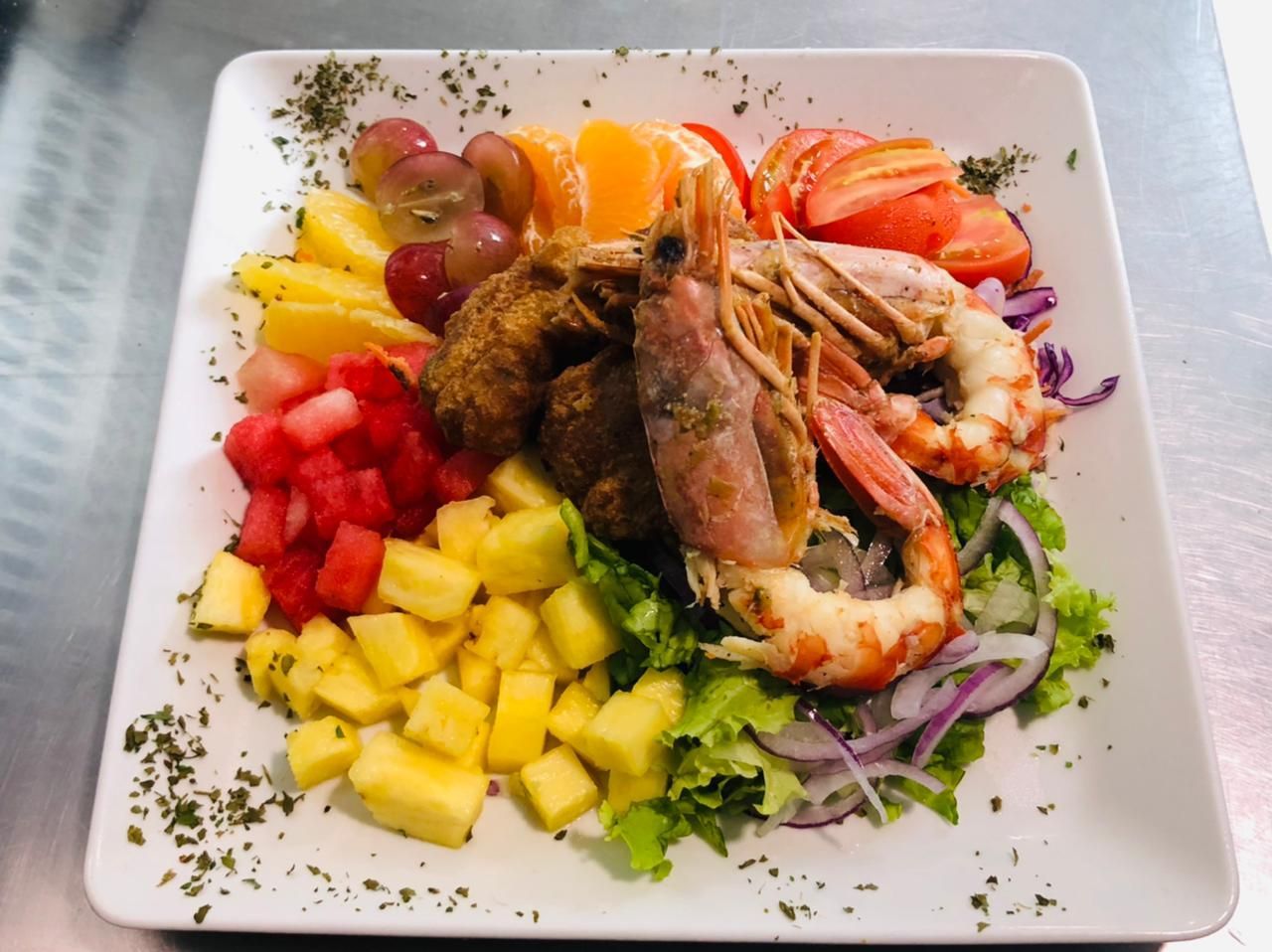 Salade de langoustes, fruits et oignon rouge.