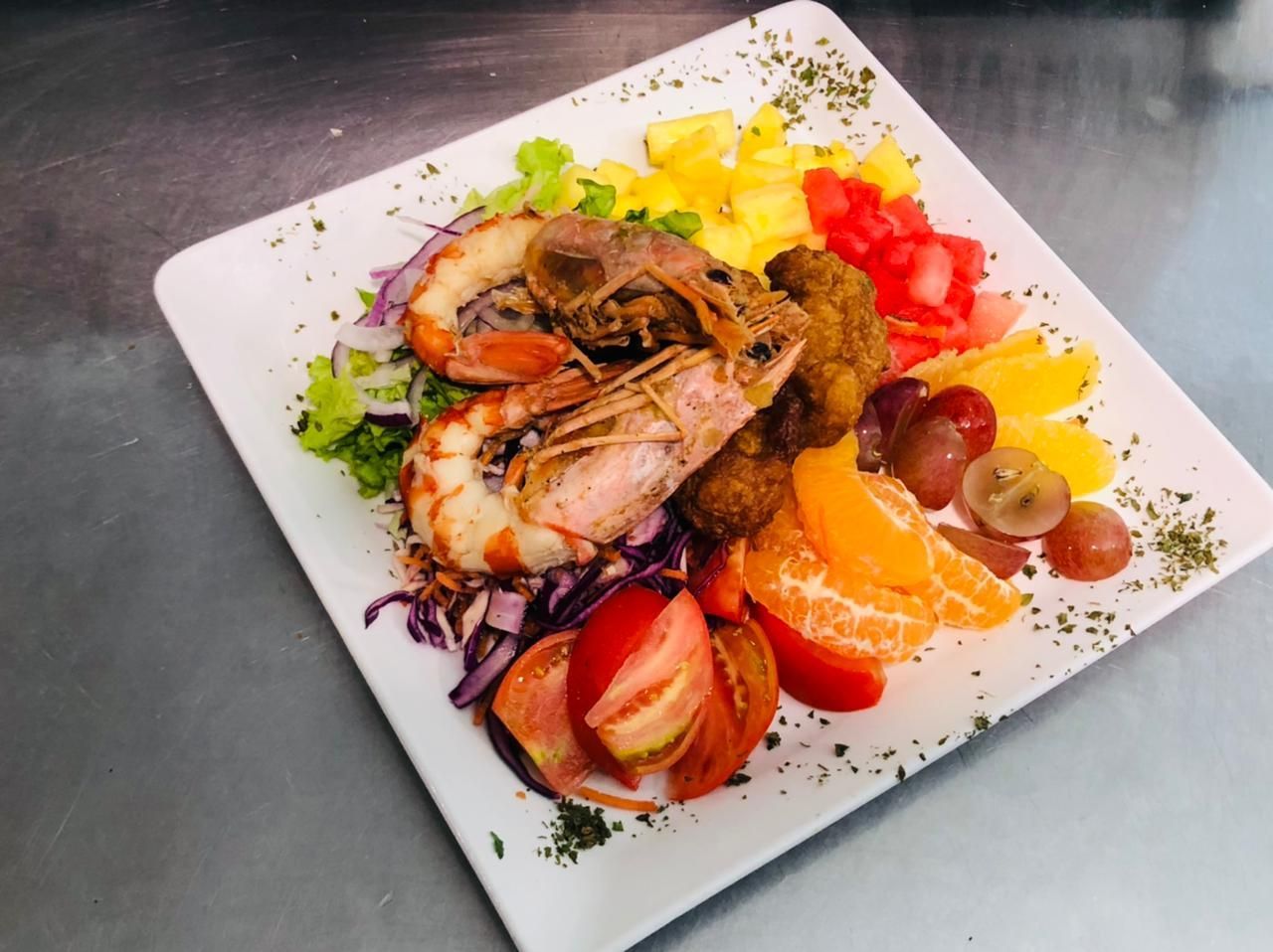 Salade avec langoustes, mandarine et ananas.