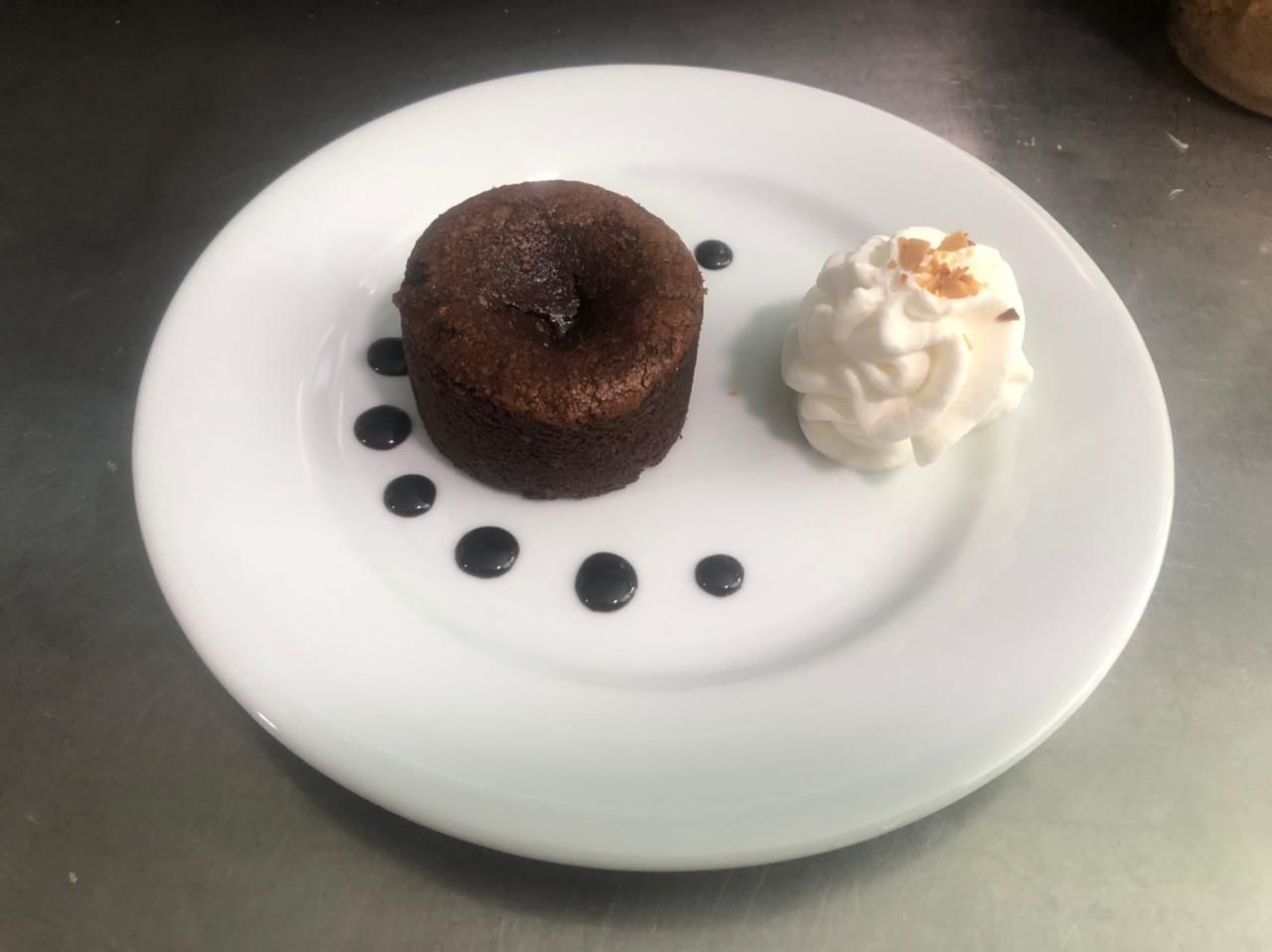 Fondant au chocolat avec chantilly.