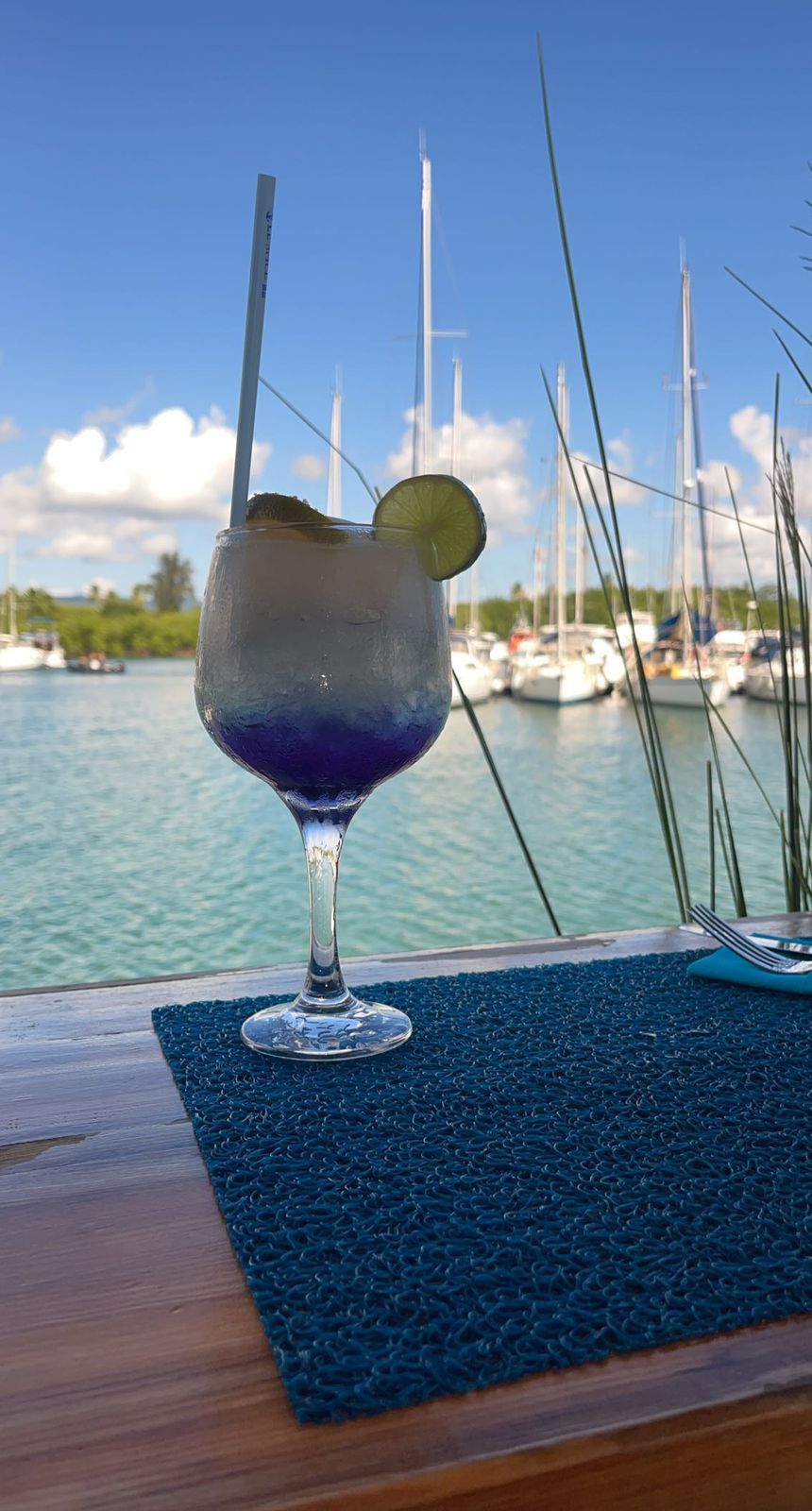 Cocktail bleu avec vue sur la Marina.