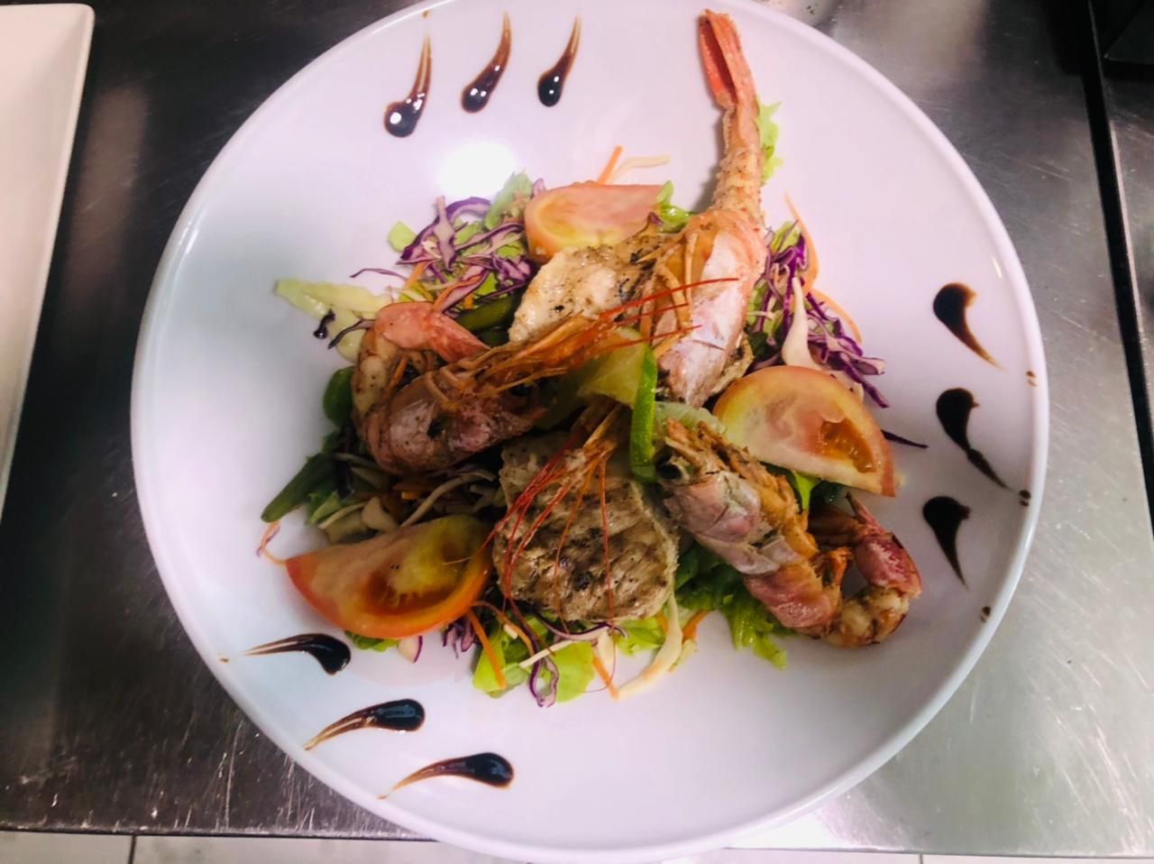 Salade avec tomates et langoustes.