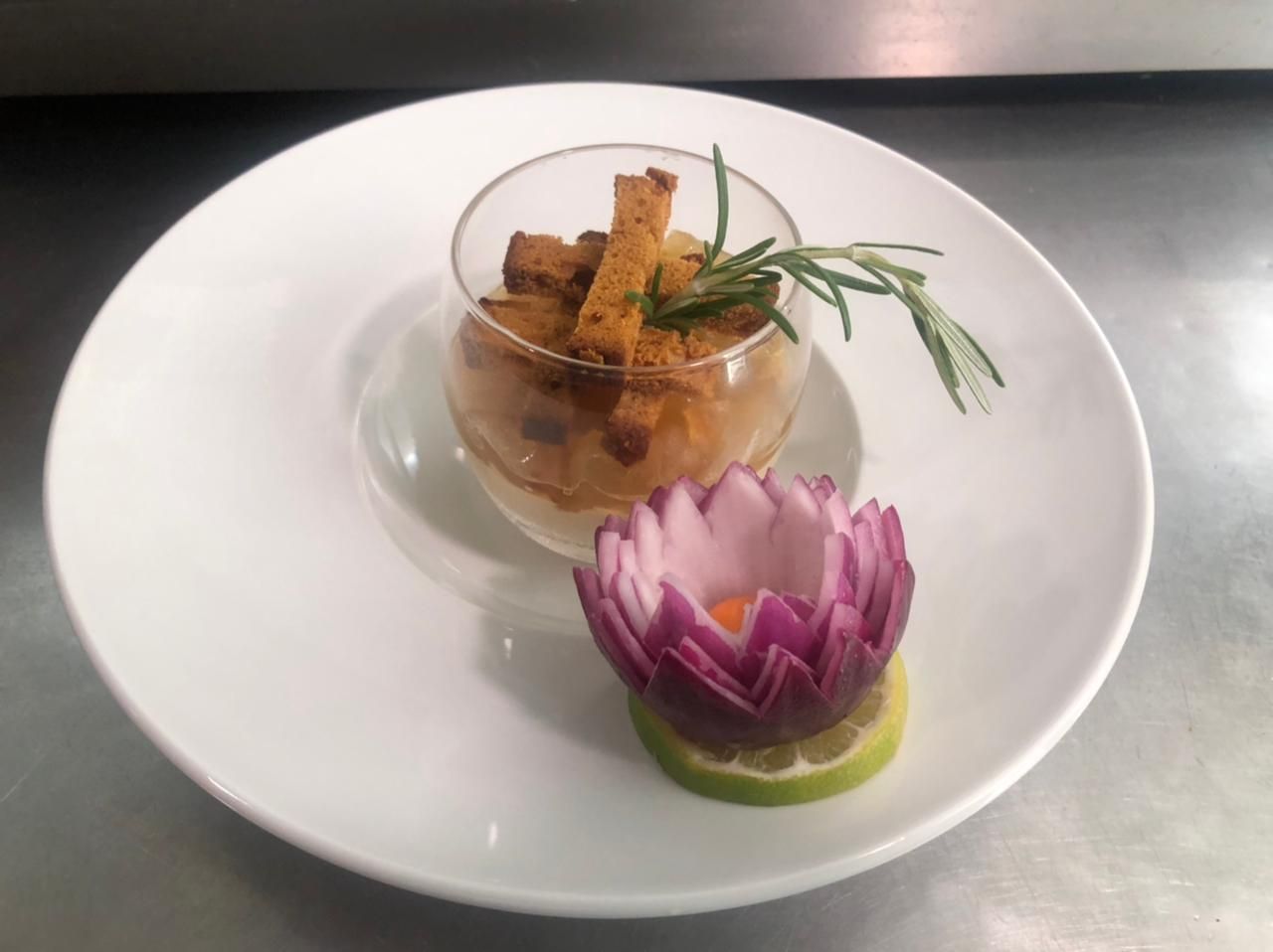 Entrée avec lotus d'oignon.