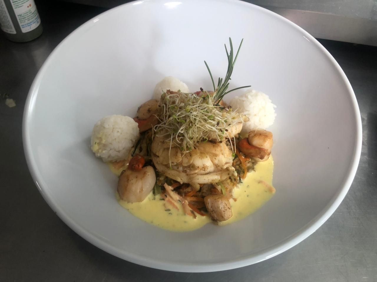 Riz avec plat en sauce.