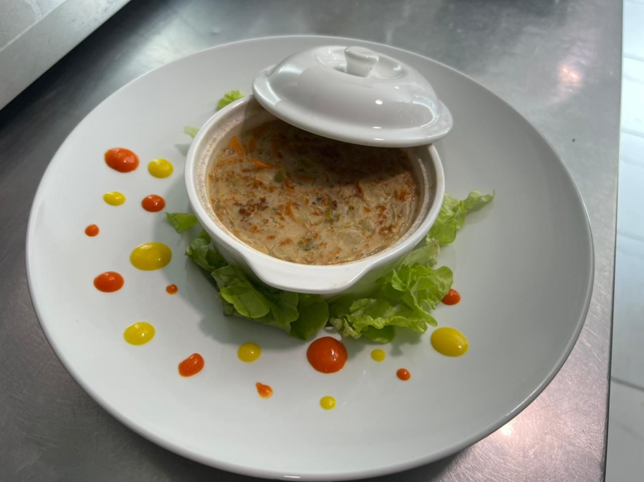 Assiette avec une cassolette.