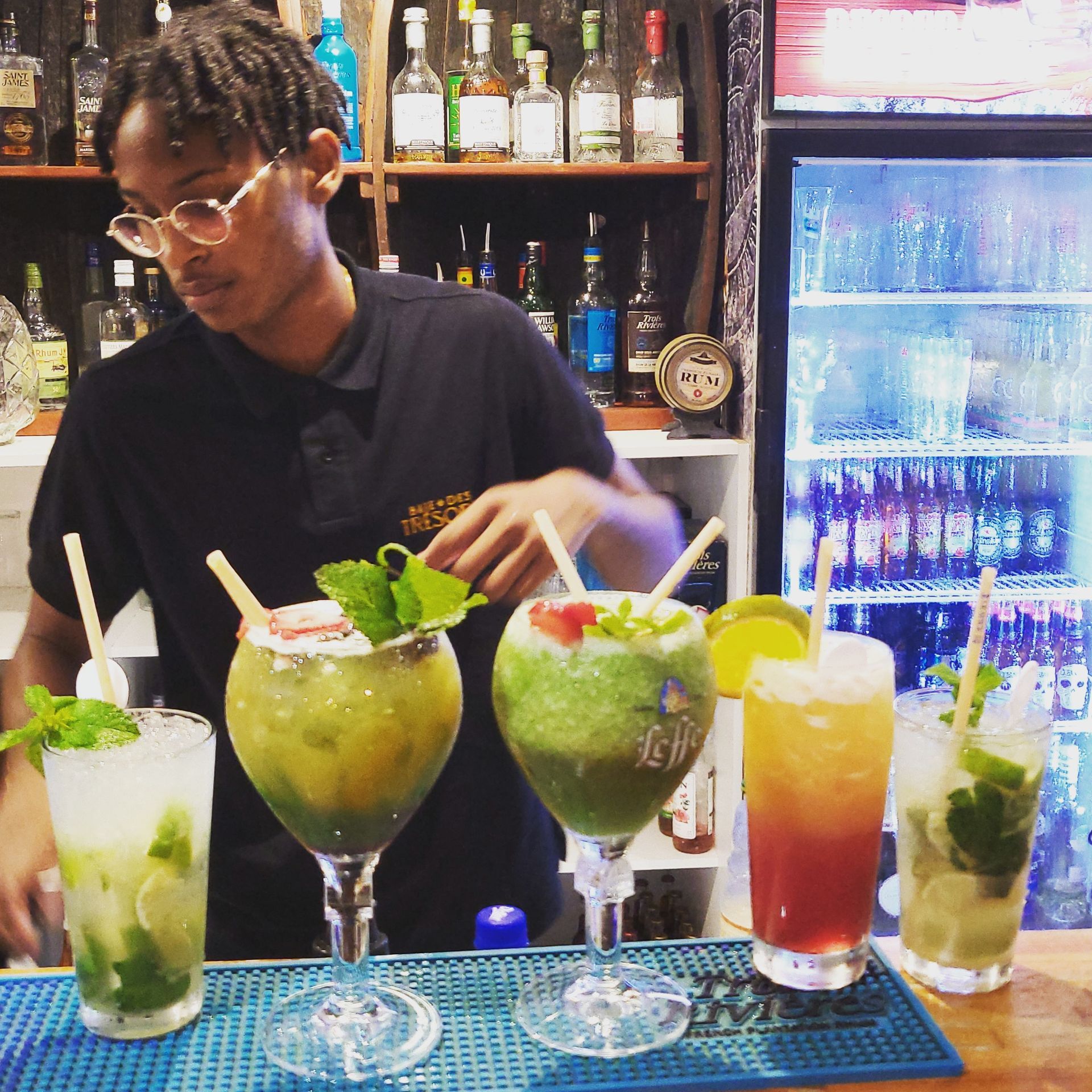 Cinq cocktails en préparation.