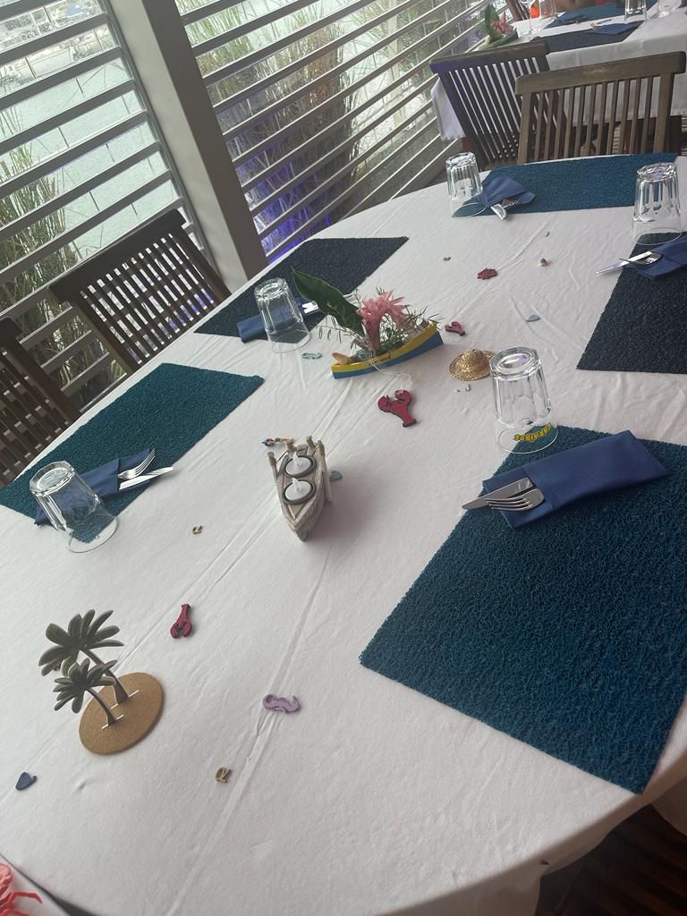 Table dressée pour un événement.