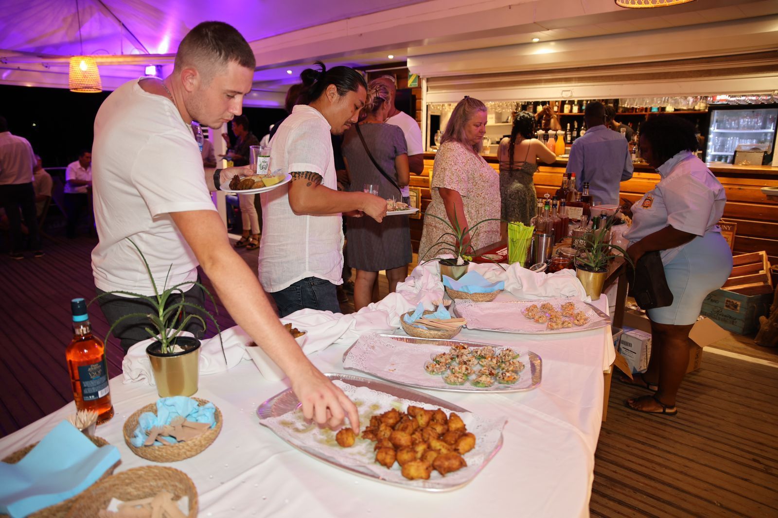 Invités qui se servent au buffet.