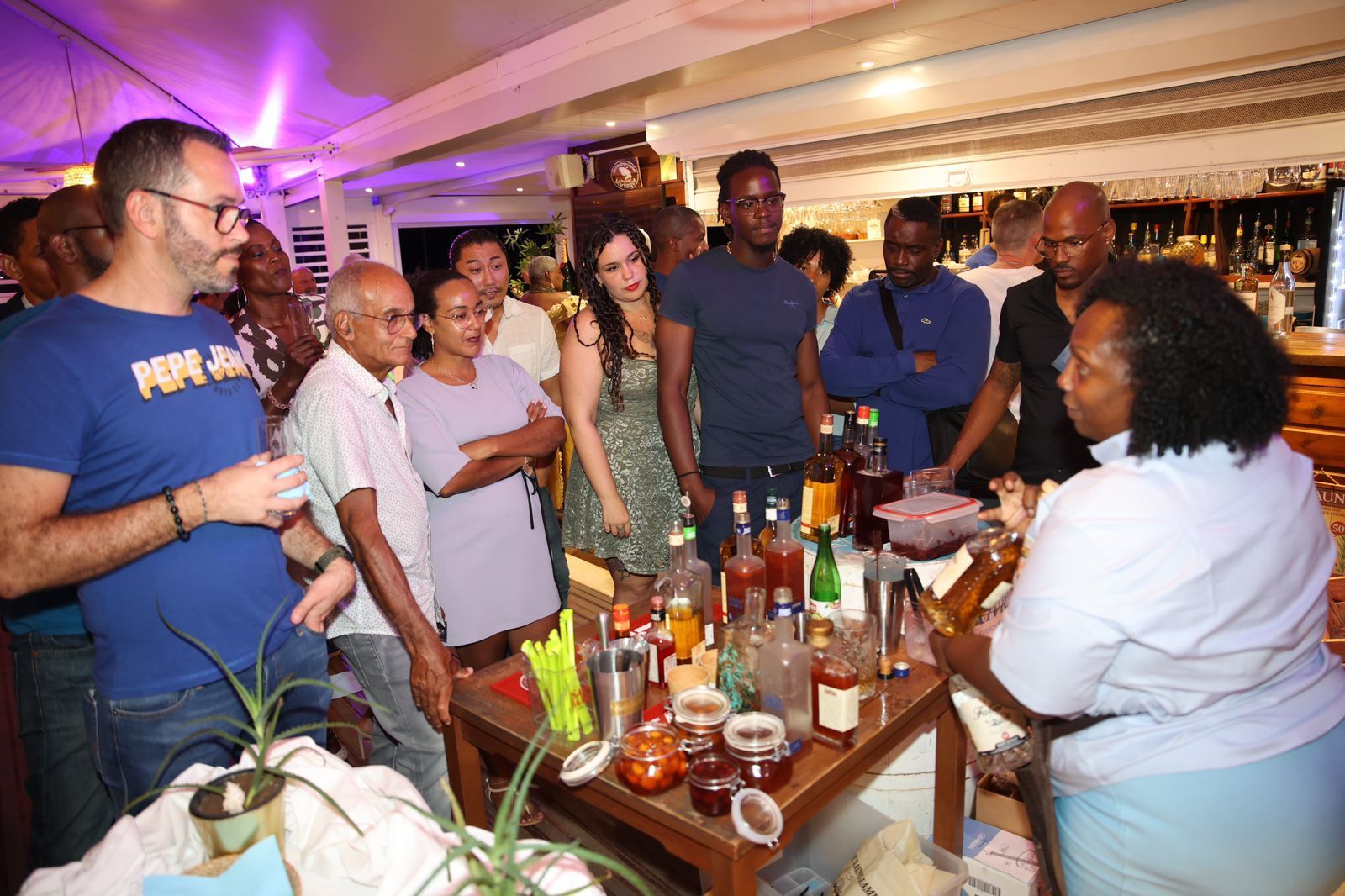 Festivités dans le restaurant.