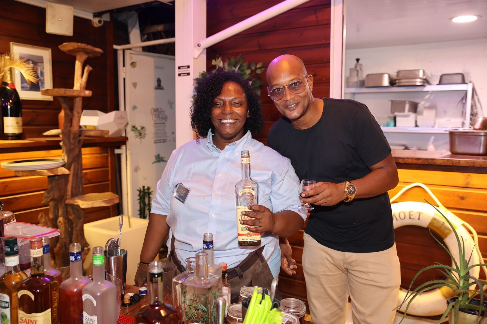 Équipiers en préparation de cocktails.