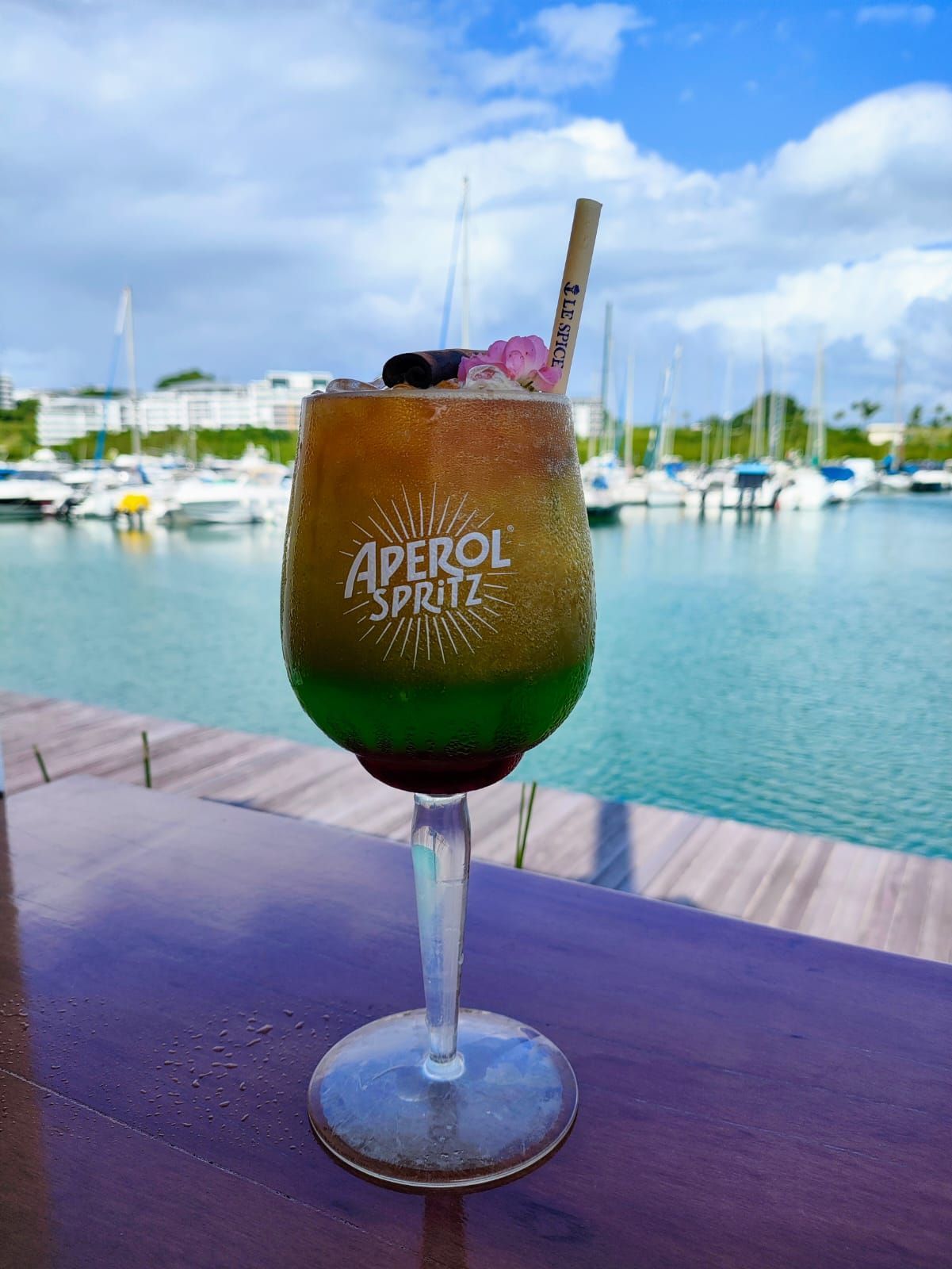 Cocktail coloré vue sur la Marina.