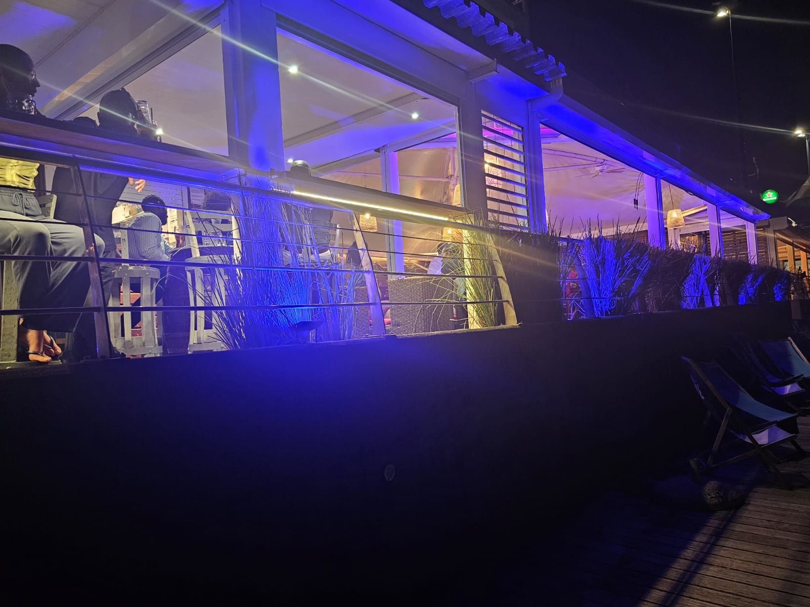 Terrasse éclairée de nuit.