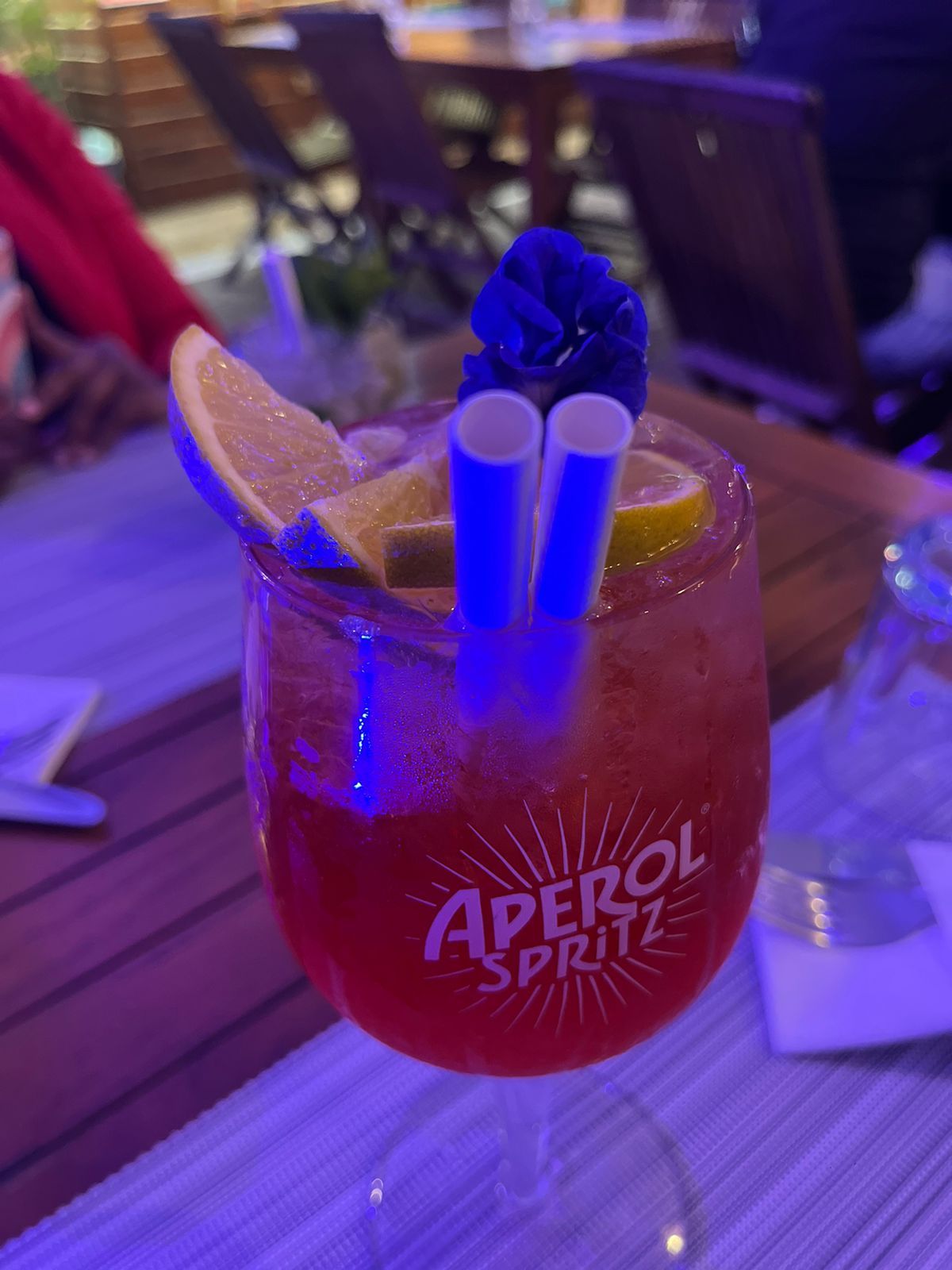 Cocktail orange lors d'une soirée.