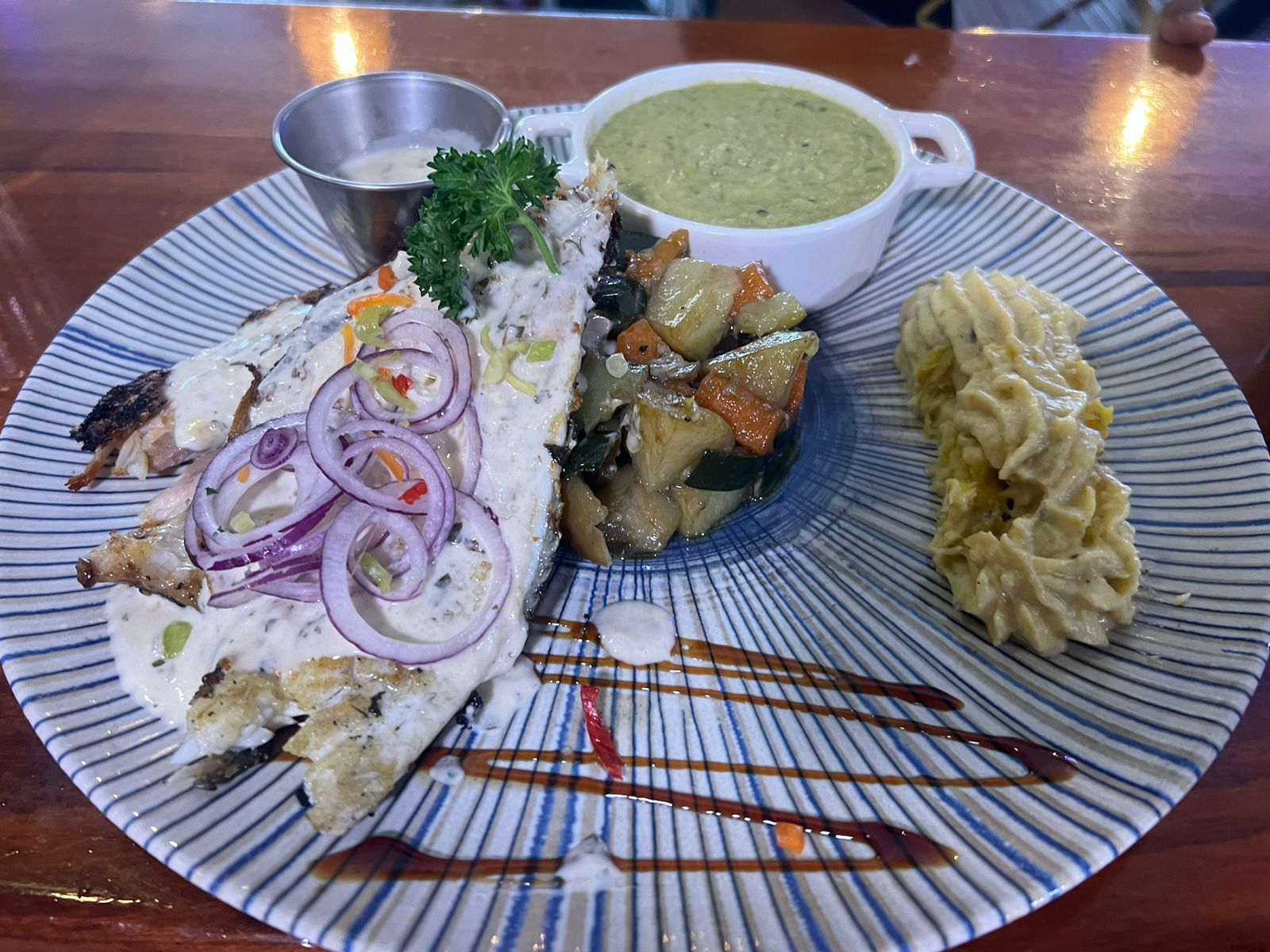 Plat garni avec sauce.