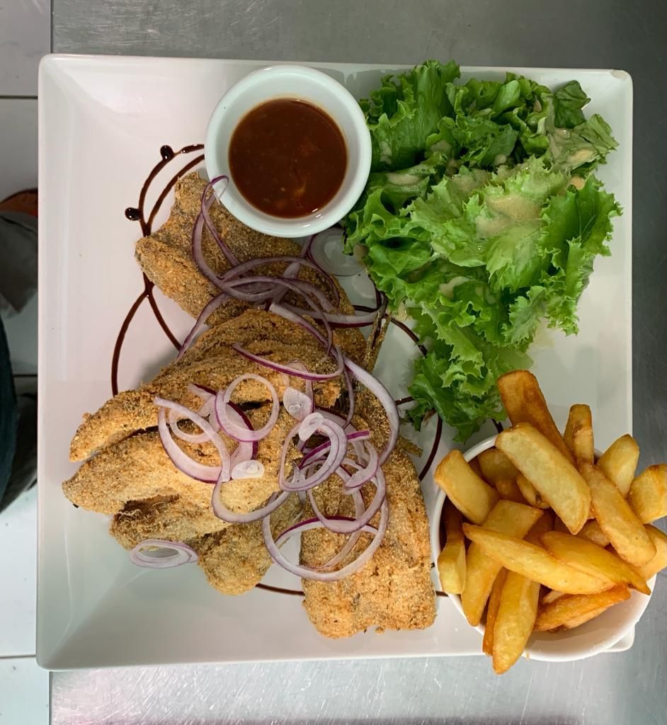 Plat avec frites et salade.