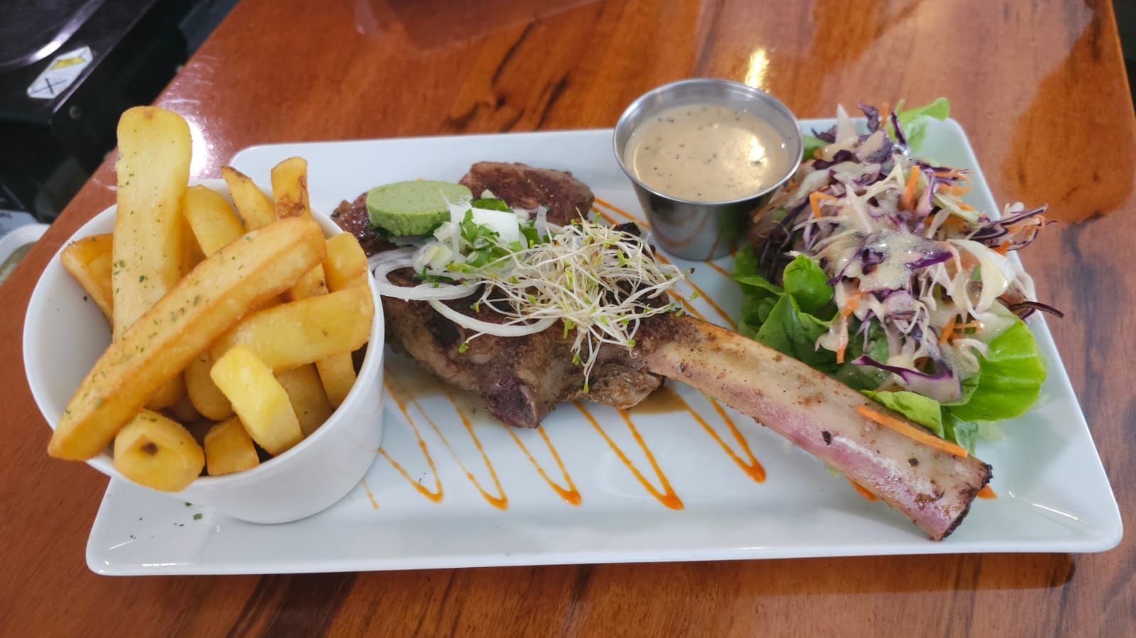 Assiette de viande avec frites.