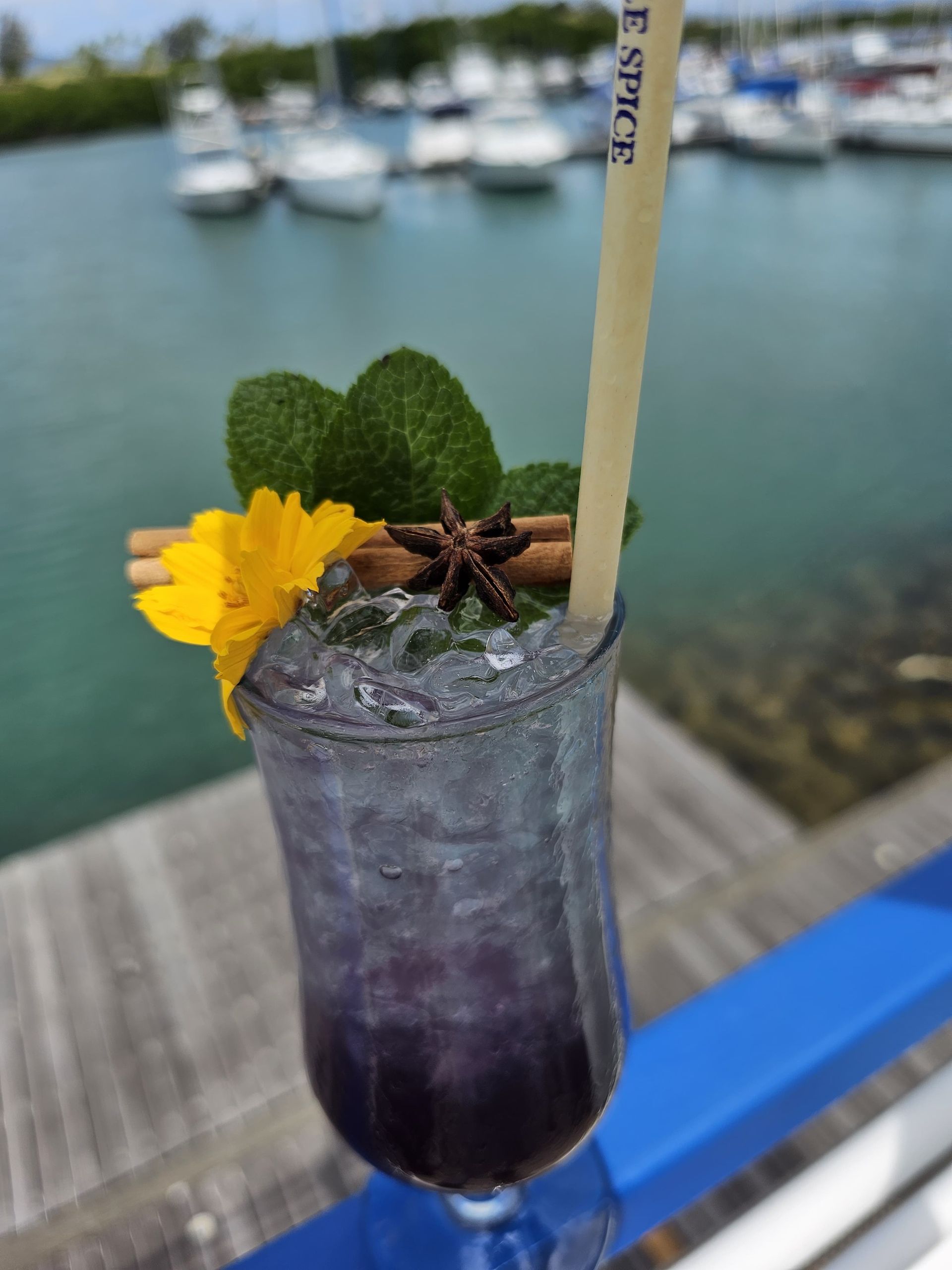Cocktail violet avec fleur jaune.