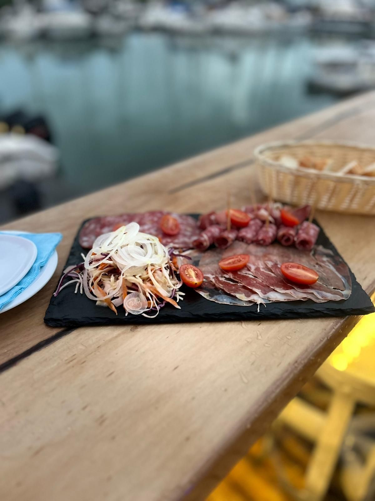 Assiette de charcuterie apéritive.