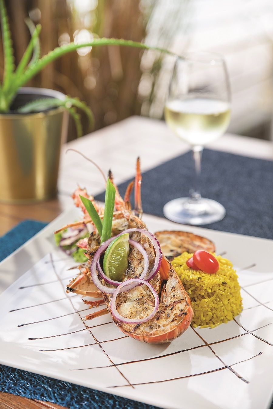 Langoustes découpées avec riz coloré.