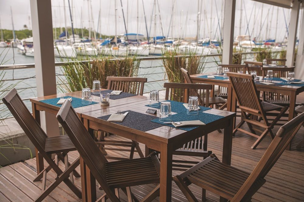 Tables sur la terrasse vue sur la Marina.