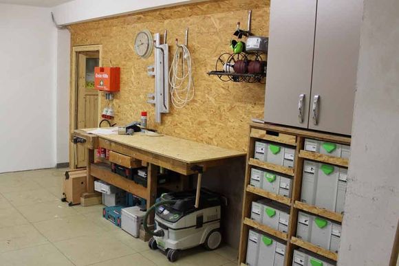Eine Garage mit Werkbank und Staubsauger.