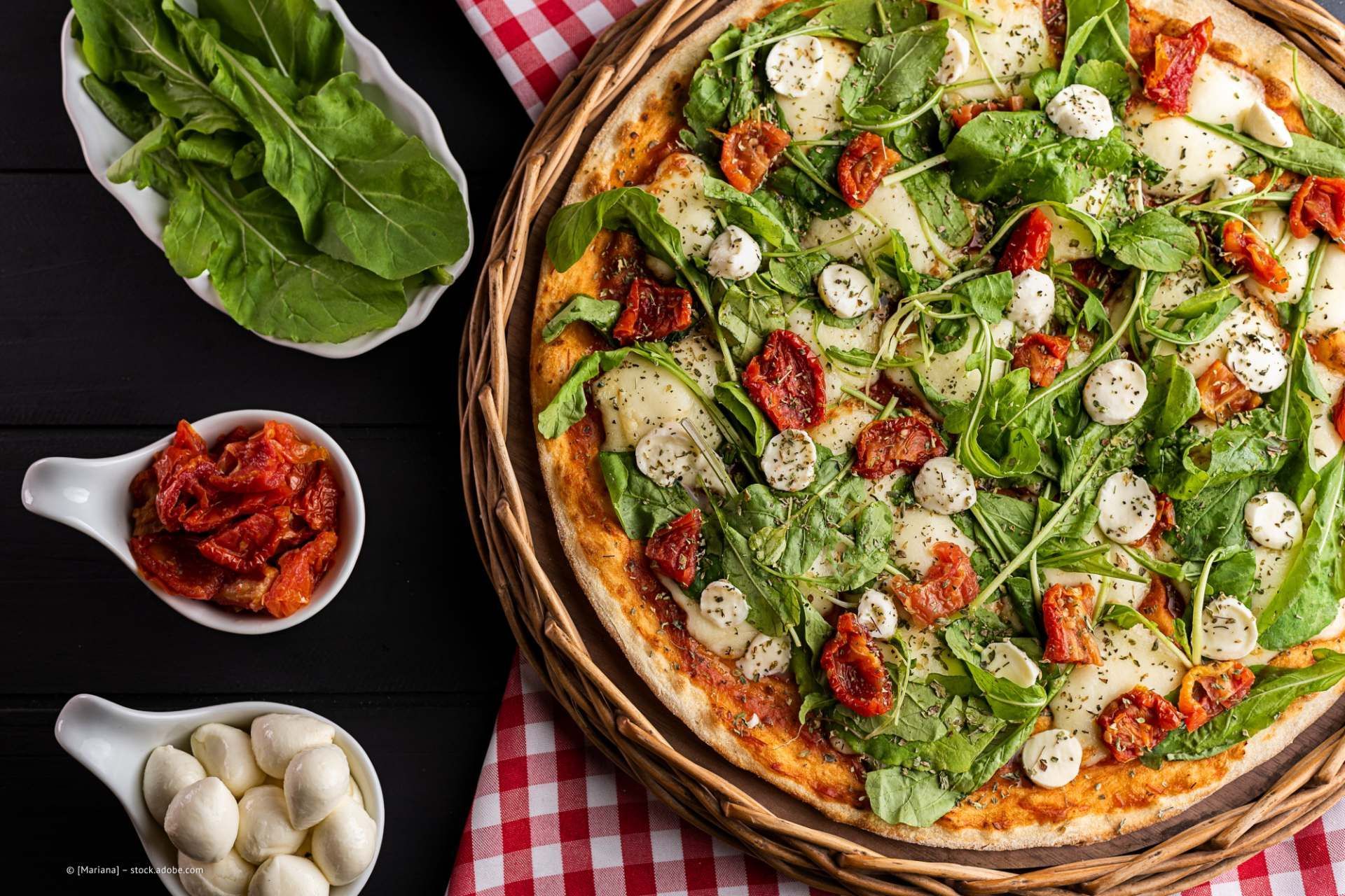 Pizza mit frischen Zutaten