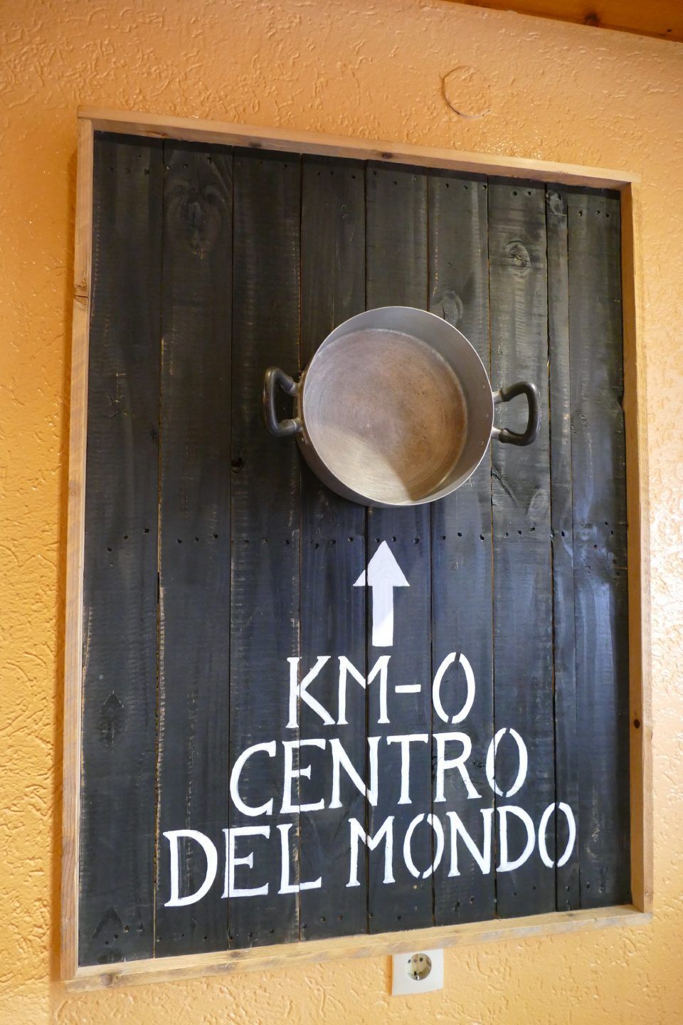 Dekoration aus Pfannen und Töpfen im Ristorante Pizzeria Adria