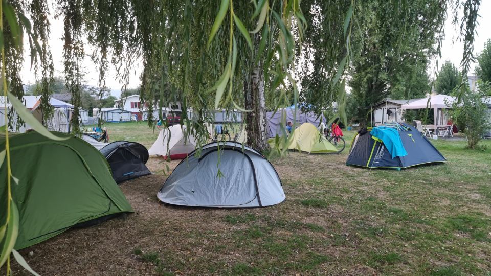 Emplacement de tentes, camping-car au Camping de Chevroux