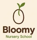 Logotipo de la guarder&iacute;a Bloomy con un brote verde sobre un &oacute;valo marr&oacute;n sobre un fondo beige.