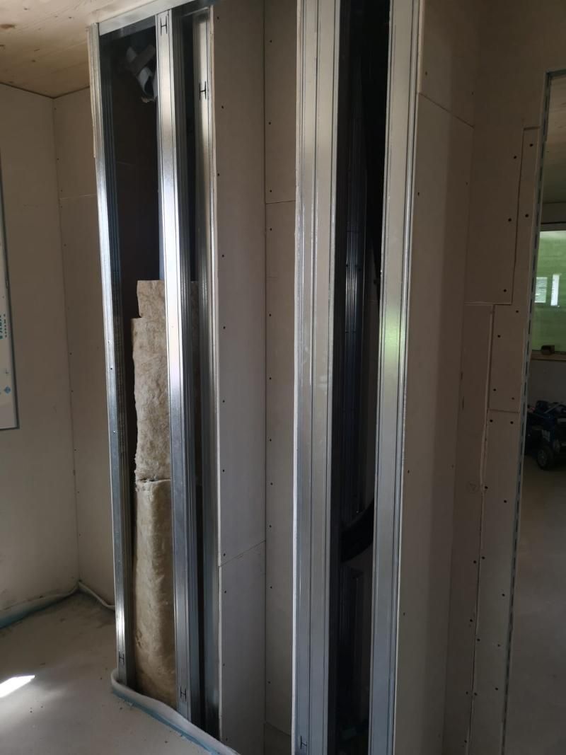 Una stanza con una struttura metallica sul muro.