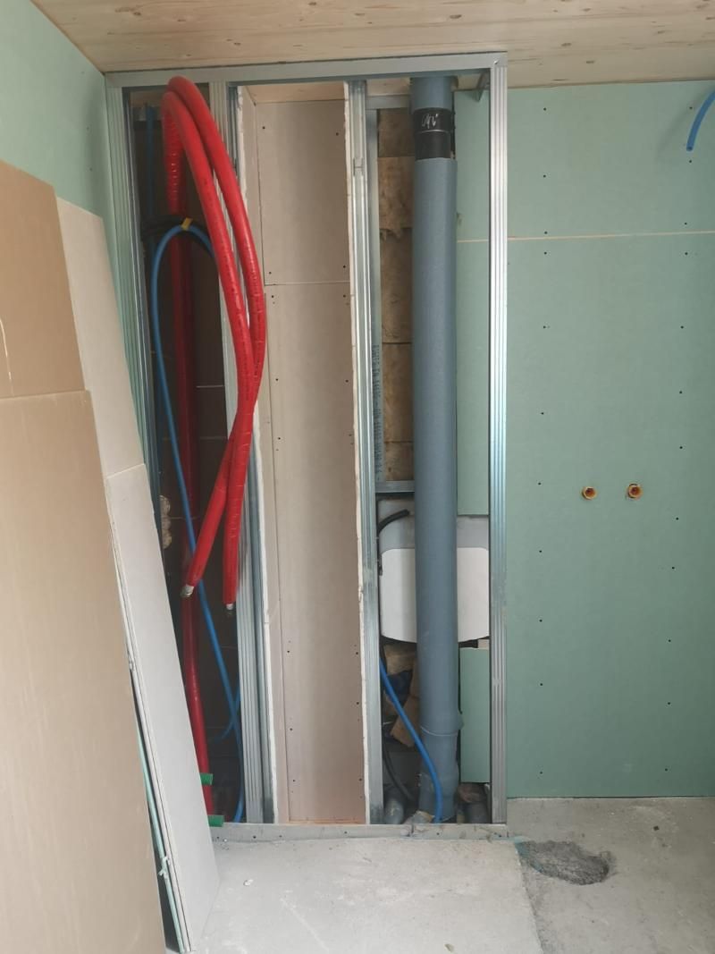 Una stanza con molti tubi che escono dal muro.