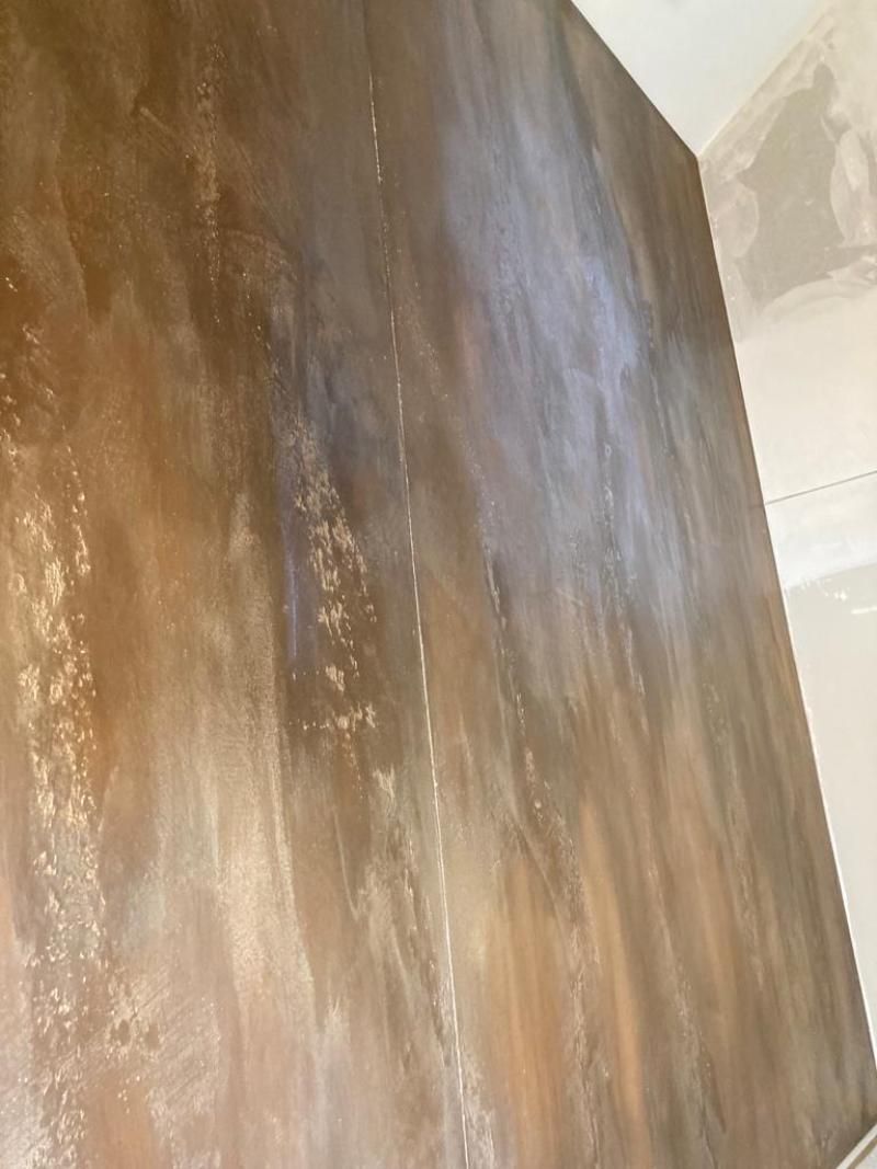 Un primo piano di un muro marrone in una stanza.